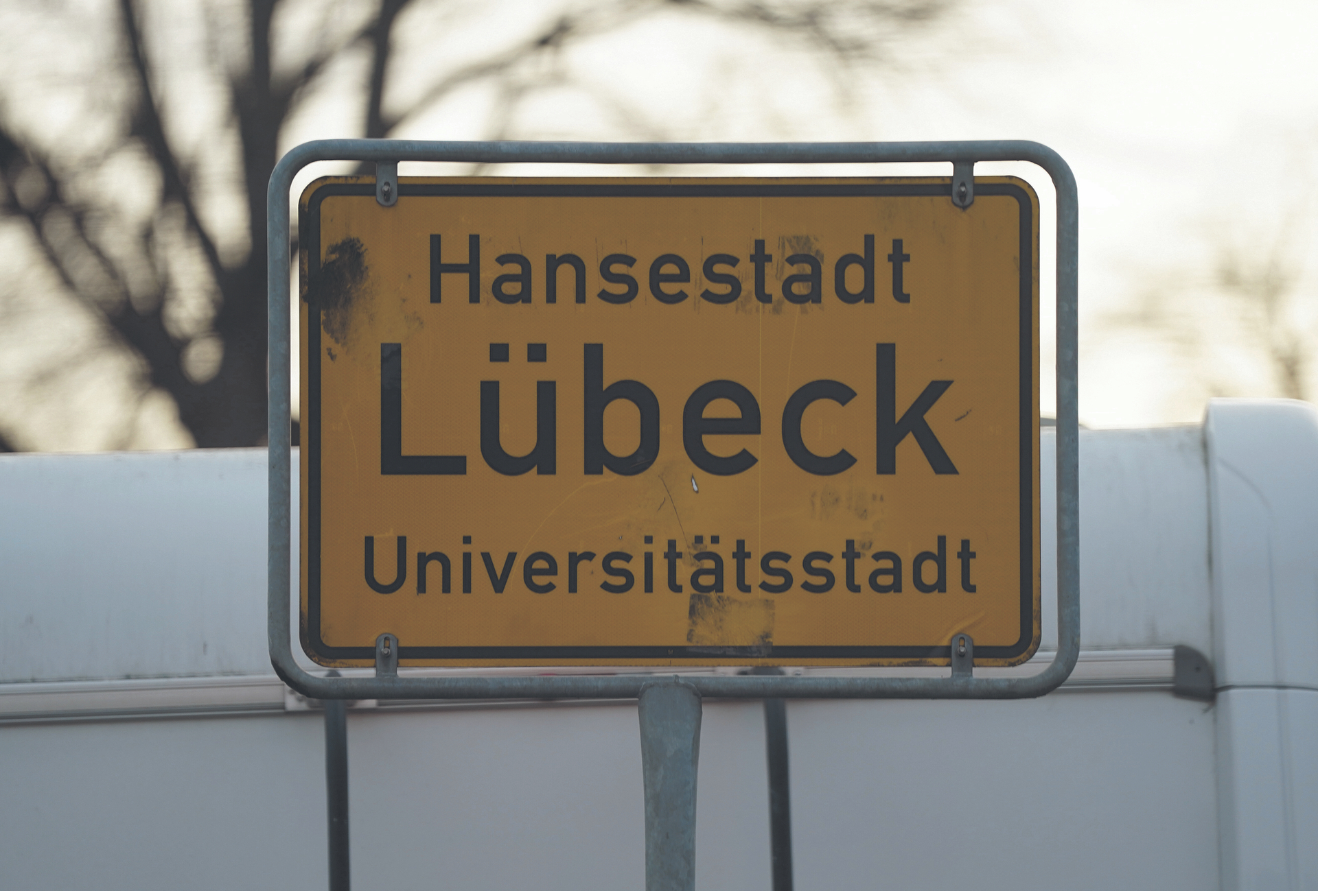 Wie Hamburg und Bremen eine Hanse- und eine Universitätsstadt, aber im Gegensatz zu diesen nicht mehr frei und bis heute kein eigenständiges Bundesland: Lübeck