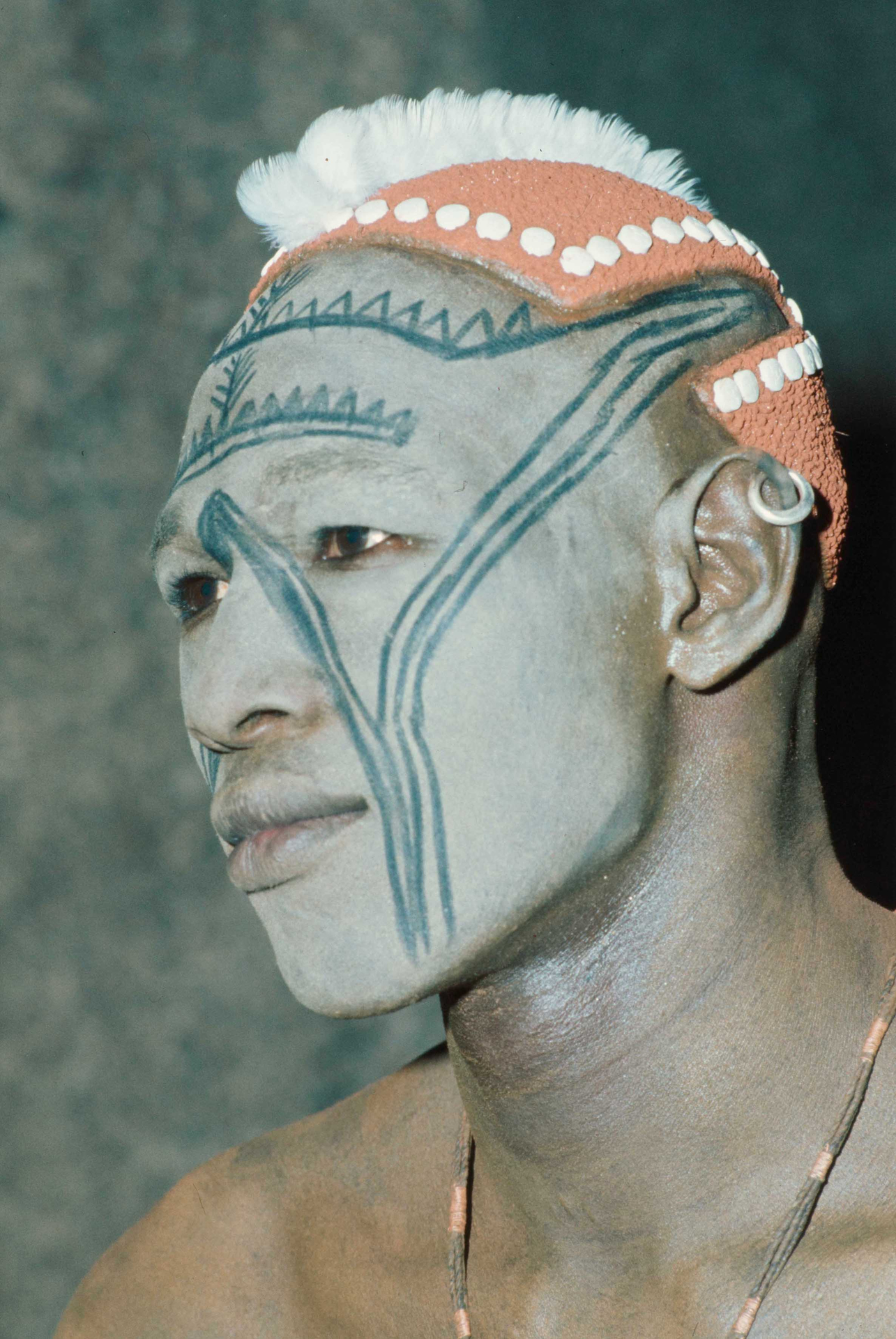 Stand vor Riefenstahls Kamera Modell: Nuba-Person mit Körperbemalung 