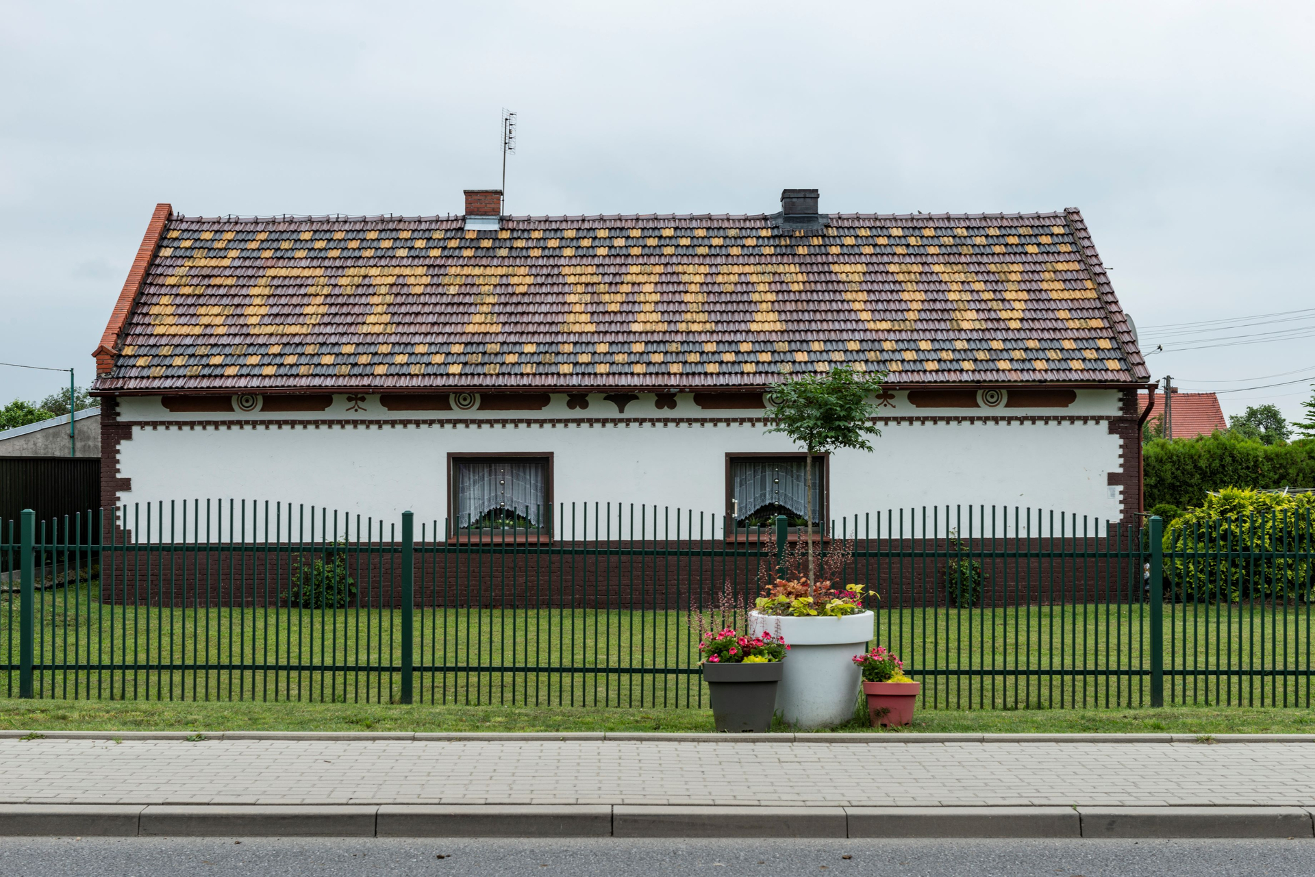 Während der gesamten sowjetkommunistischen Zeit musste die Inschrift auf dem Dach immer wieder mit einer Farbschicht überdeckt werden: Haus in Gorek, Kreis Oppeln