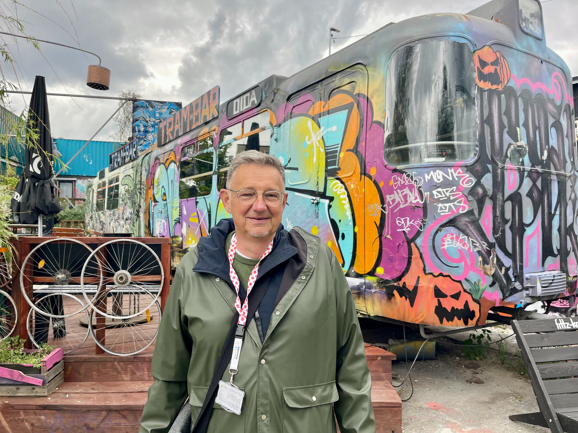 Christian Hagner präsentiert bunte U-Bahnen im Schlachthofviertel