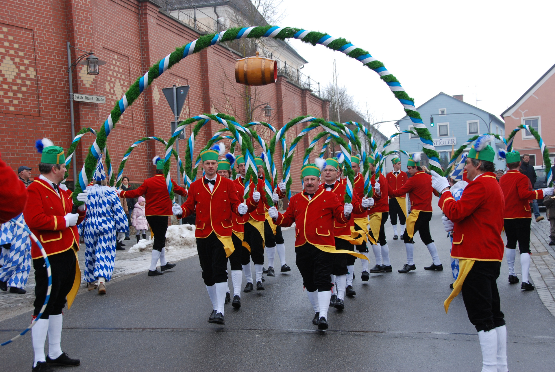 Über allem thront das Bierfass: Alle sieben Jahre wird in Schierling der aus München stammende Schäfflertanz aufgeführt