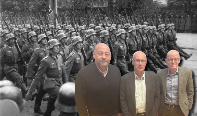 Truppen der deutschen Wehrmacht beim Einmarsch in Warschau 1939 – davor die drei Autoren des Handbuchs (v.l.n.r.) Werner  Benecke, Paweł Machcewicz und Stephan Lehnstaedt 