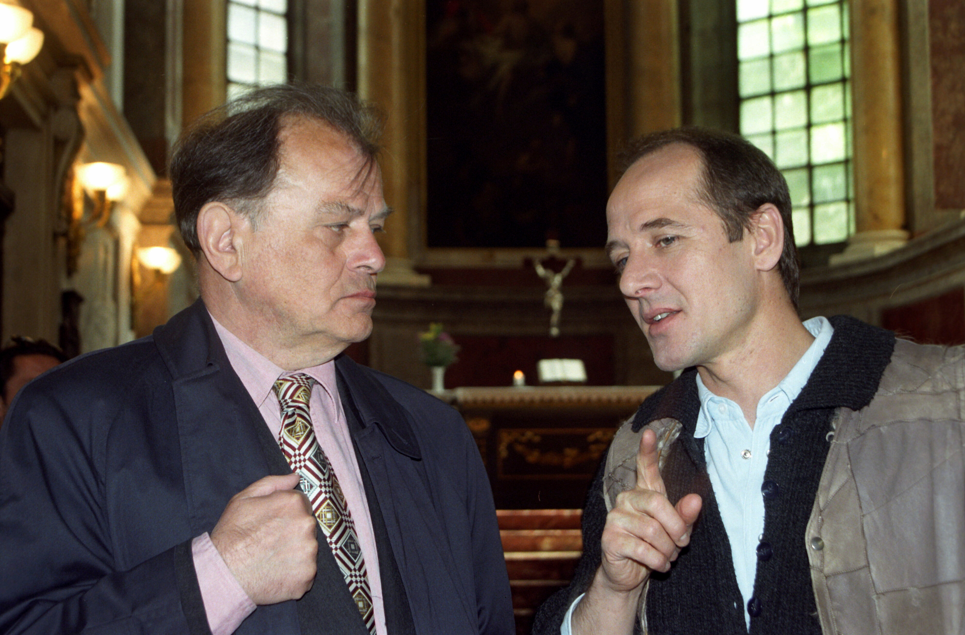 Treffen in der Leipziger Nikolaikirche: Erich Loest (l.) mit Mime Ulrich Mühe, der 1995 den Pfarrer Olbaum aus Loests Roman spielte