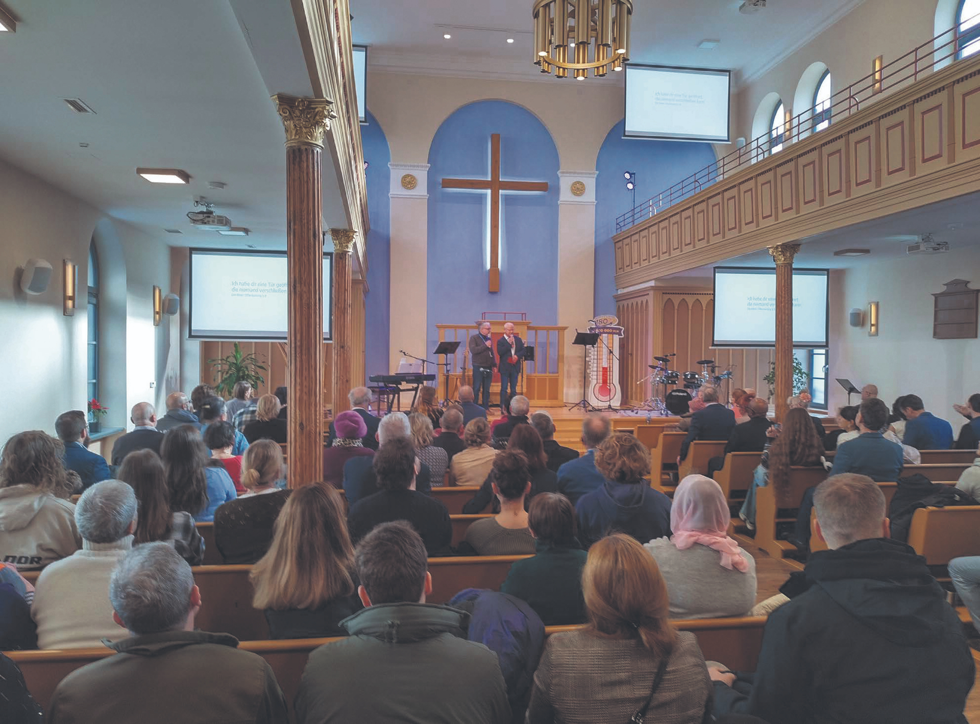 Feierlich: Der Leiter der deutschen Arbeitsgruppe Christliches Zentrum Stettin, Karl-Heinz Schlag, spricht ein Grußwort, übersetzt von Pastor Robert Merecz