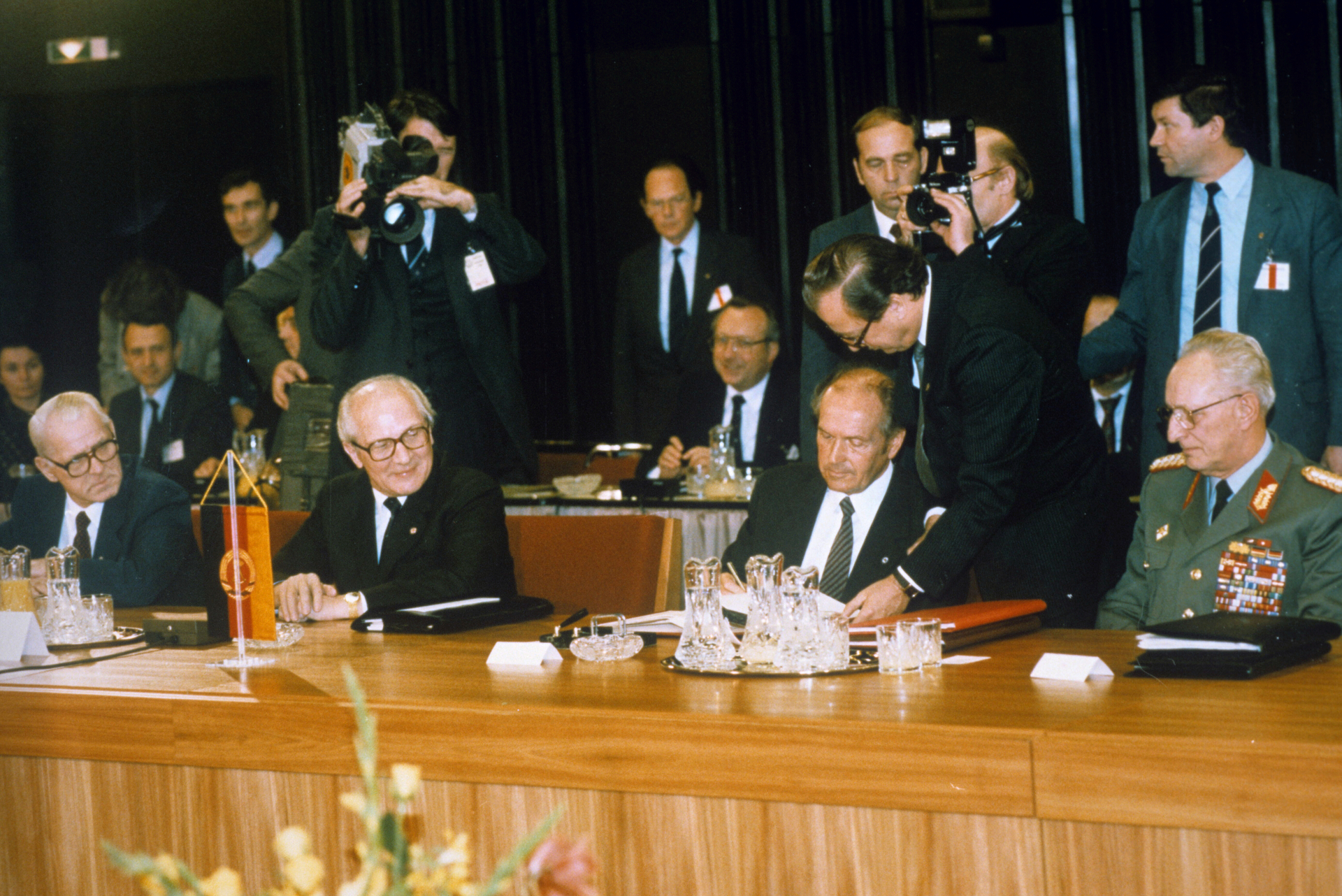 Der erste und der letzte DDR-Verteidigungsminister vor der friedlichen Revolution bei einem Warschauer-Pakt-Treffen 1987 in Ost-Berlin: Willi Stoph (ganz links und inzwischen DDR-Ministerratsvorsitzender) und Heinz Keßler (ganz rechts in Uniform)