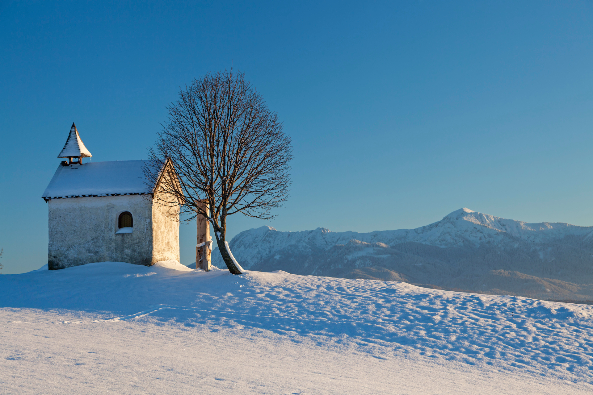 Beliebtes Fotomotiv am Riegsee: Die Mesnerhauskapelle auf der Aidlinger Höh ist von Murnau aus leicht zu erreichen