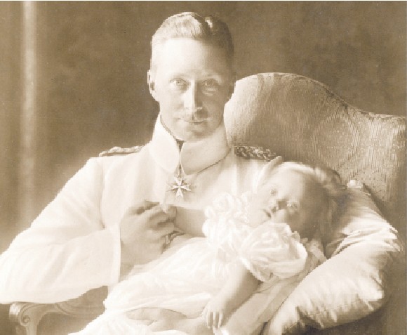 Postkarte von zirka 1915 mit der  Beschriftung:  „Unser Kronprinz mit seinem Töchterchen.“ 