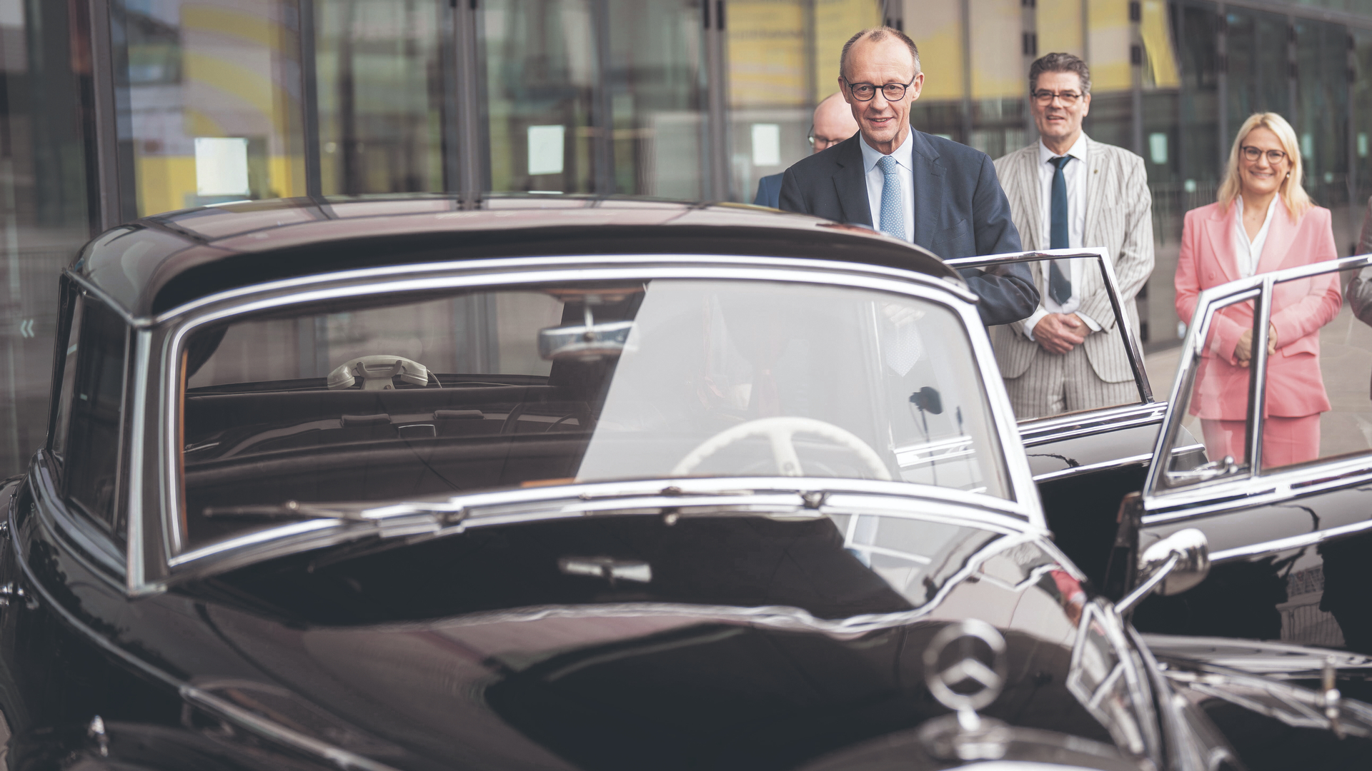 Schwelgt im Gestern: Bundeskanzler Merz freut sich über einen ausgestellten Mercedes-Benz 300 „Adenauer-Mercedes“