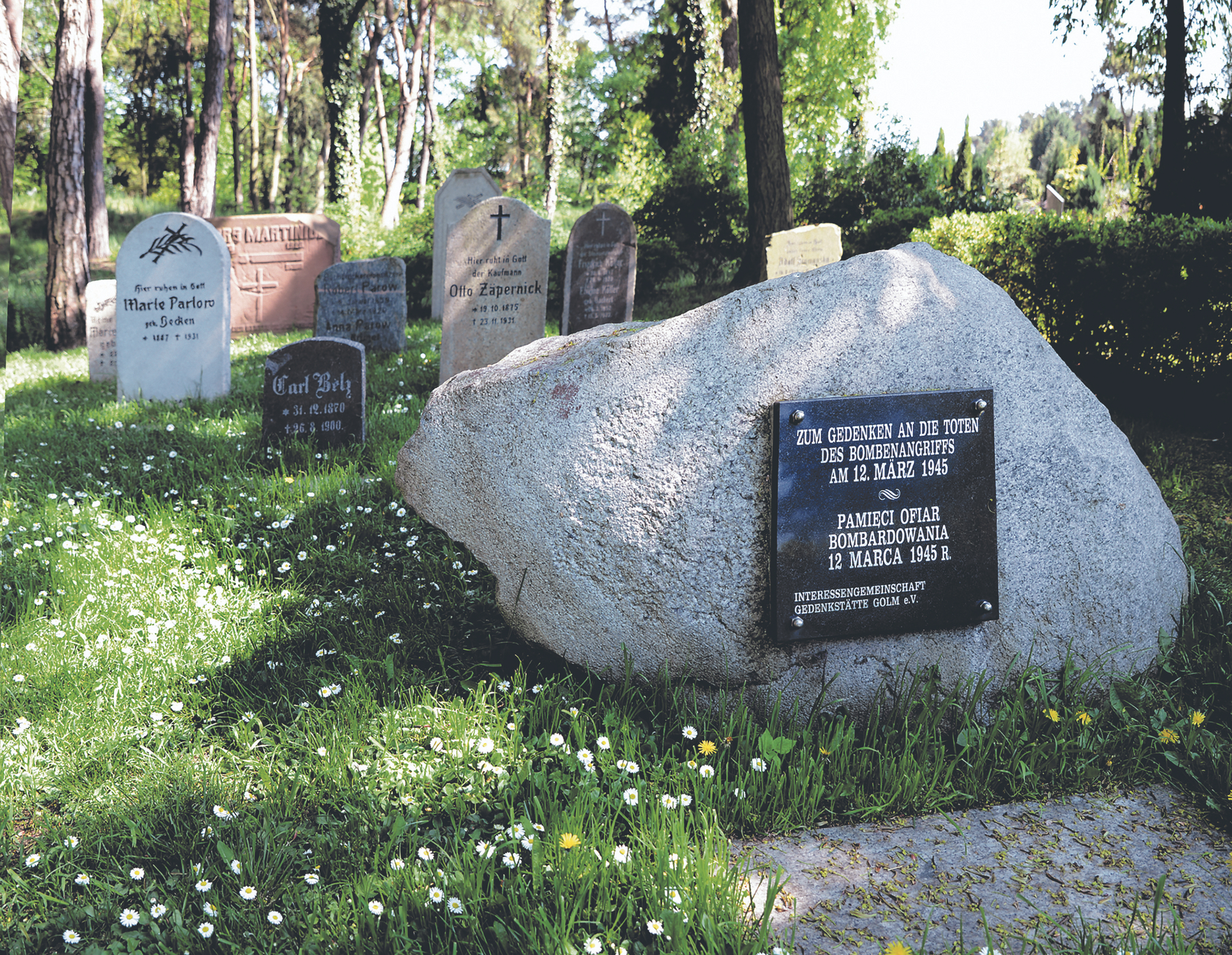 Das von Jozef Plucinski geschaffene Lapidarium auf dem Friedhof in Swinemünde: Eigentlich sollte der Gedenkstein in der Stadt platziert werden. Doch das wurde seinerzeit von den Behörden nicht genehmigt