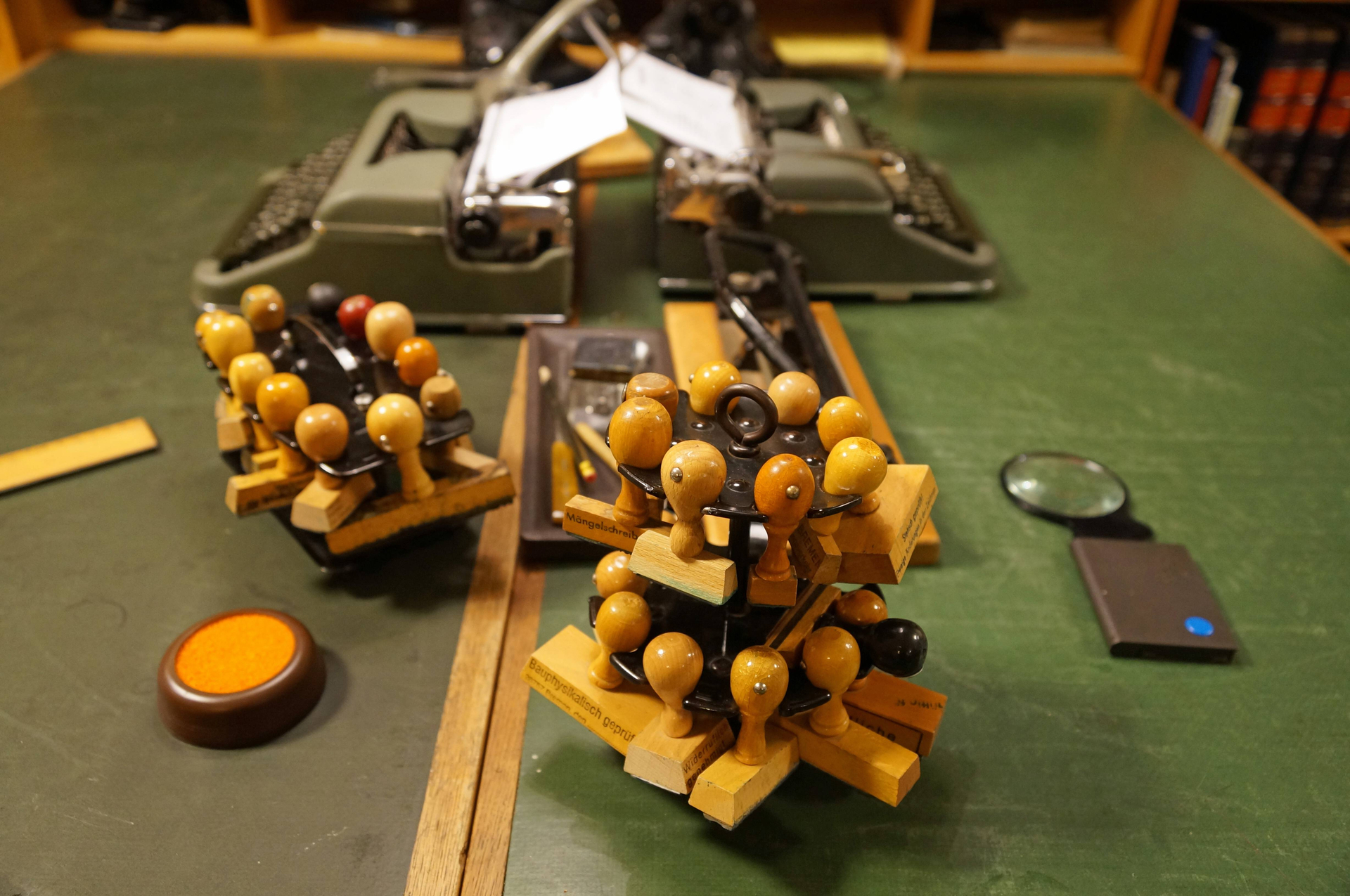 Als man im Büro alles unter Kontrolle hatte: Open Source ist wie ein Griff zu Stempel und Schreibmaschine – nur auf digitale Weise