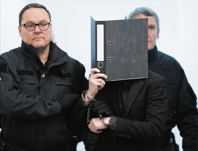 Ein Angeklagter im Prozess gegen insgesamt acht mutmaßliche militante „Sächsische Separatisten“ wird vor den Richter geführt