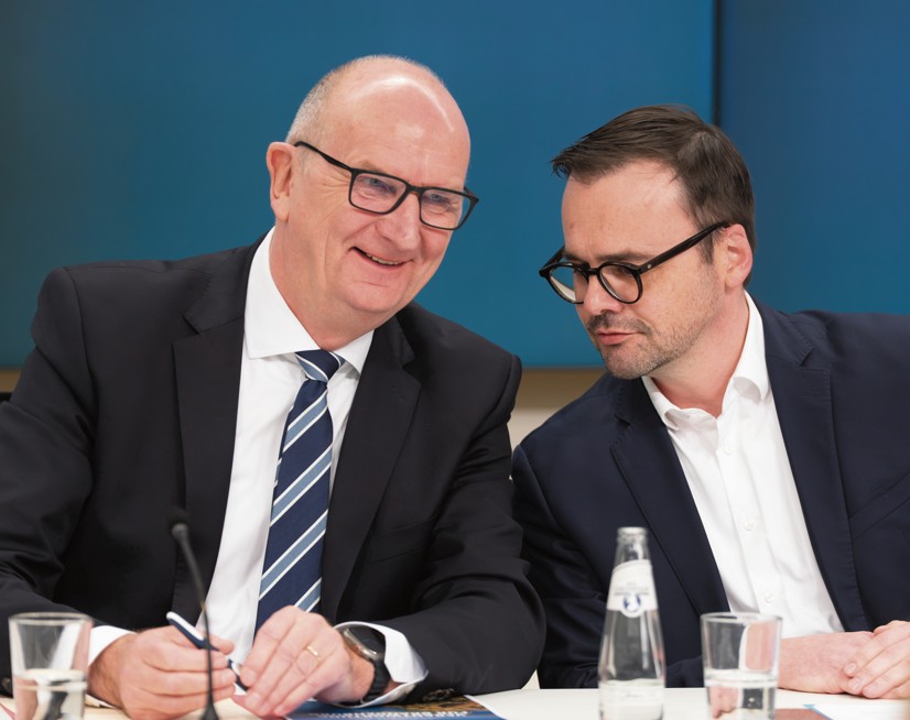 Dietmar Woidke (l, SPD) und Jan Redmann, Vorsitzender der Brandenburger CDU, klüngeln ihren Koalitionsvertrag aus