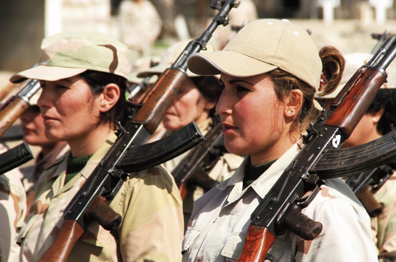 Peschmerga-Kämpferinnen unter Waffen