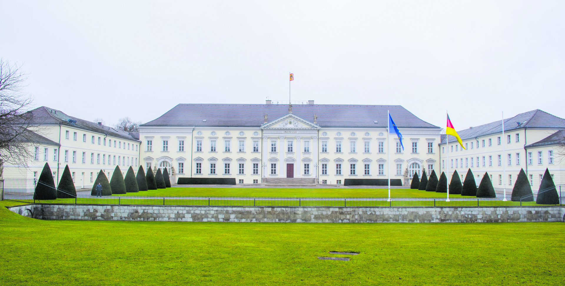 Neben dem Amtssitz des Bundespräsidenten befindet sich seit 1998 das zwar dezente, aber nicht bescheidene Bundespräsidialamt
