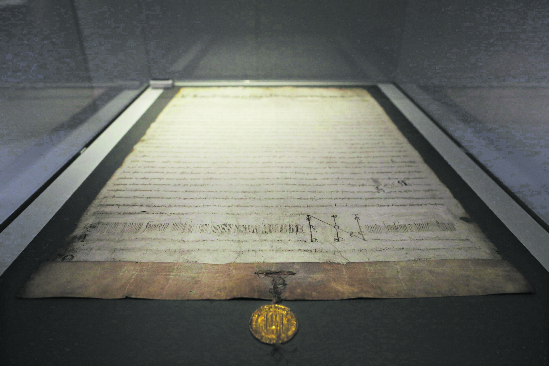 Mit der Goldenen Bulle von Rimini (hier das Original in der Kaiserpfalz) aus dem Jahr 1226, bestätigte Kaiser Friedrich II. dem Deutschen Orden seine Besitztümer im Prußenland und übertrug großzügige Freiheiten