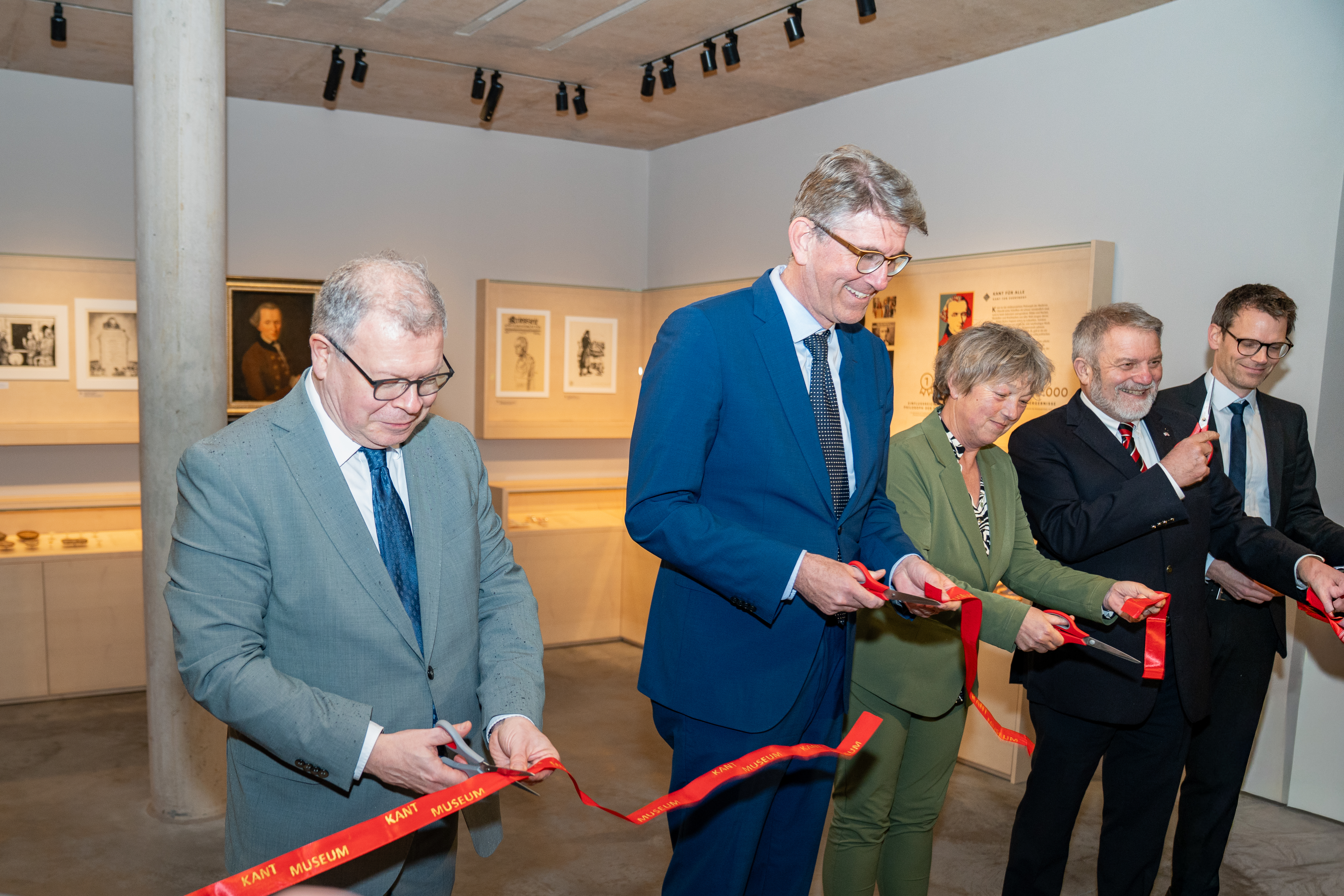 Bei der Eröffnung (v.l.): Museumsdirektor Dr. Joachim Mähnert, Kulturstaatsminister Dr. Wolfram Weimer, Niedersachsens Landtagspräsidentin Hanna Naber, der Vorsitzende der Ostpreußischen Kulturstiftung Ulrich Mädge und Kurator Dr. Tim Kunze