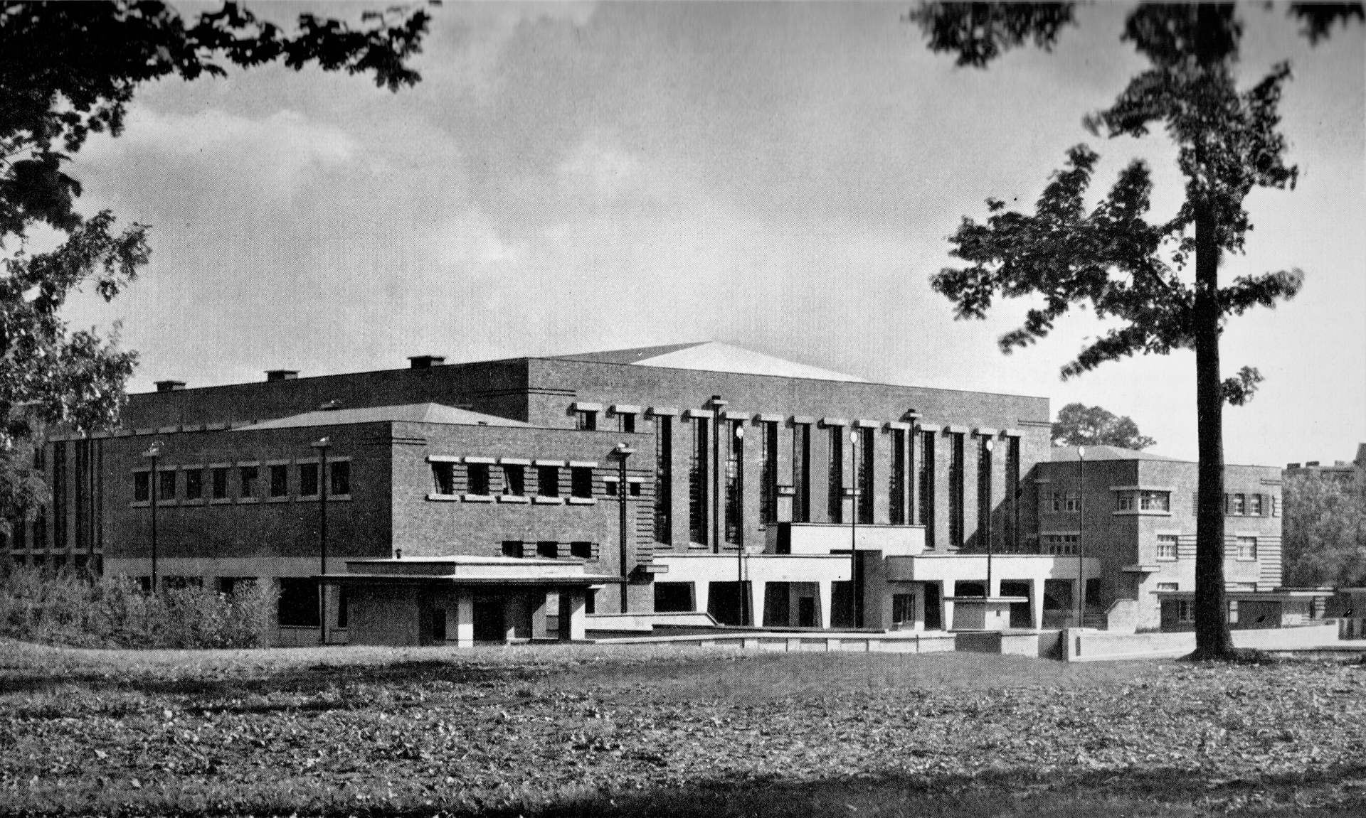 Wird heute als Einkaufszentrum genutzt: Haus der Technik kurz nach der Fertigstellung