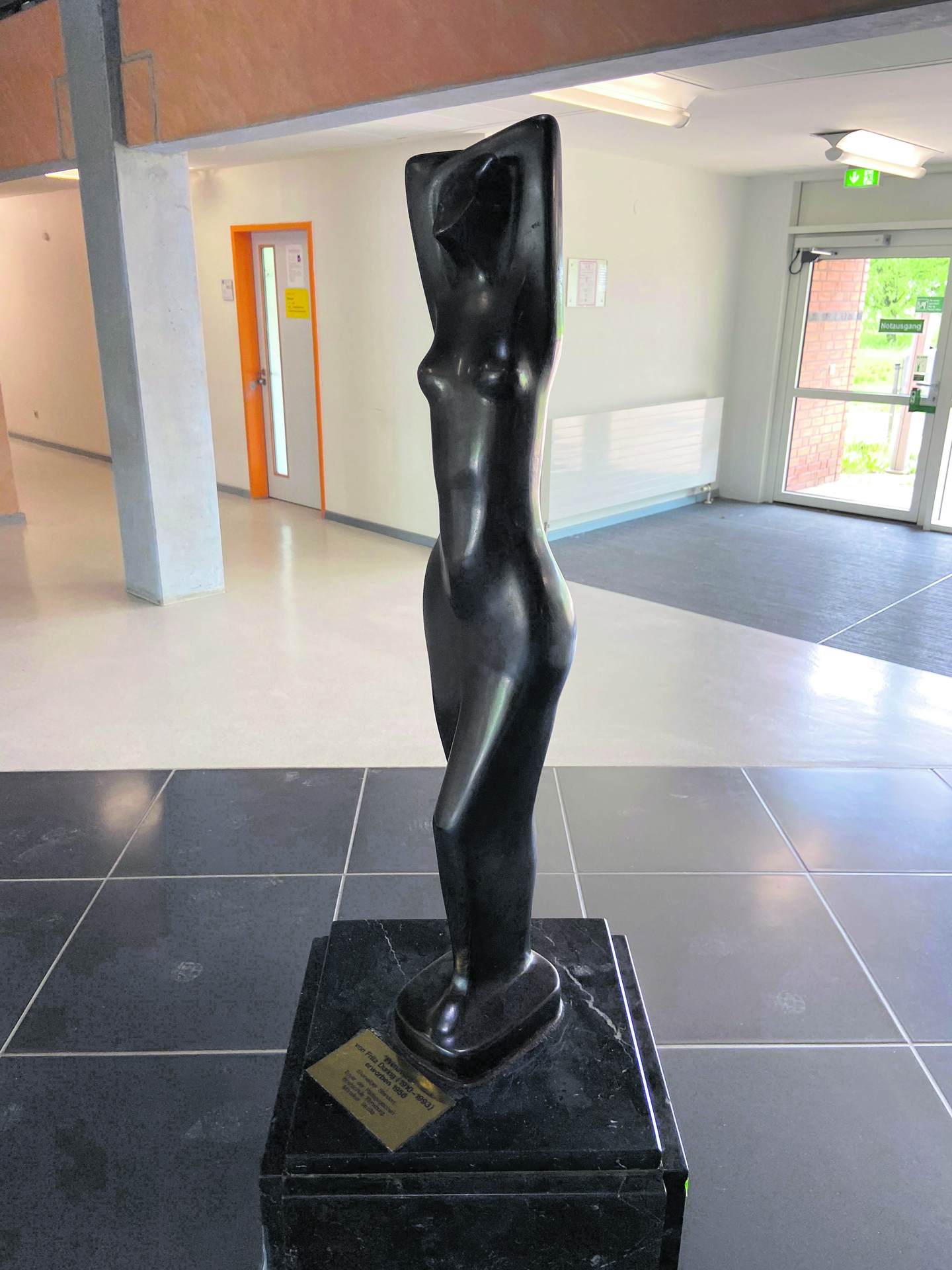 tand über 60 Jahre in der Universität Flensburg. Bis der grüne Woke-Wahnsinn Einzug in den linken Zeitgeist hielt und man der Skulptur „Primavera“ eben keine „schöne Ansicht“ mehr bescheinigte, sondern sie auf ein angeblich zu gebärfreudiges Becken reduzi