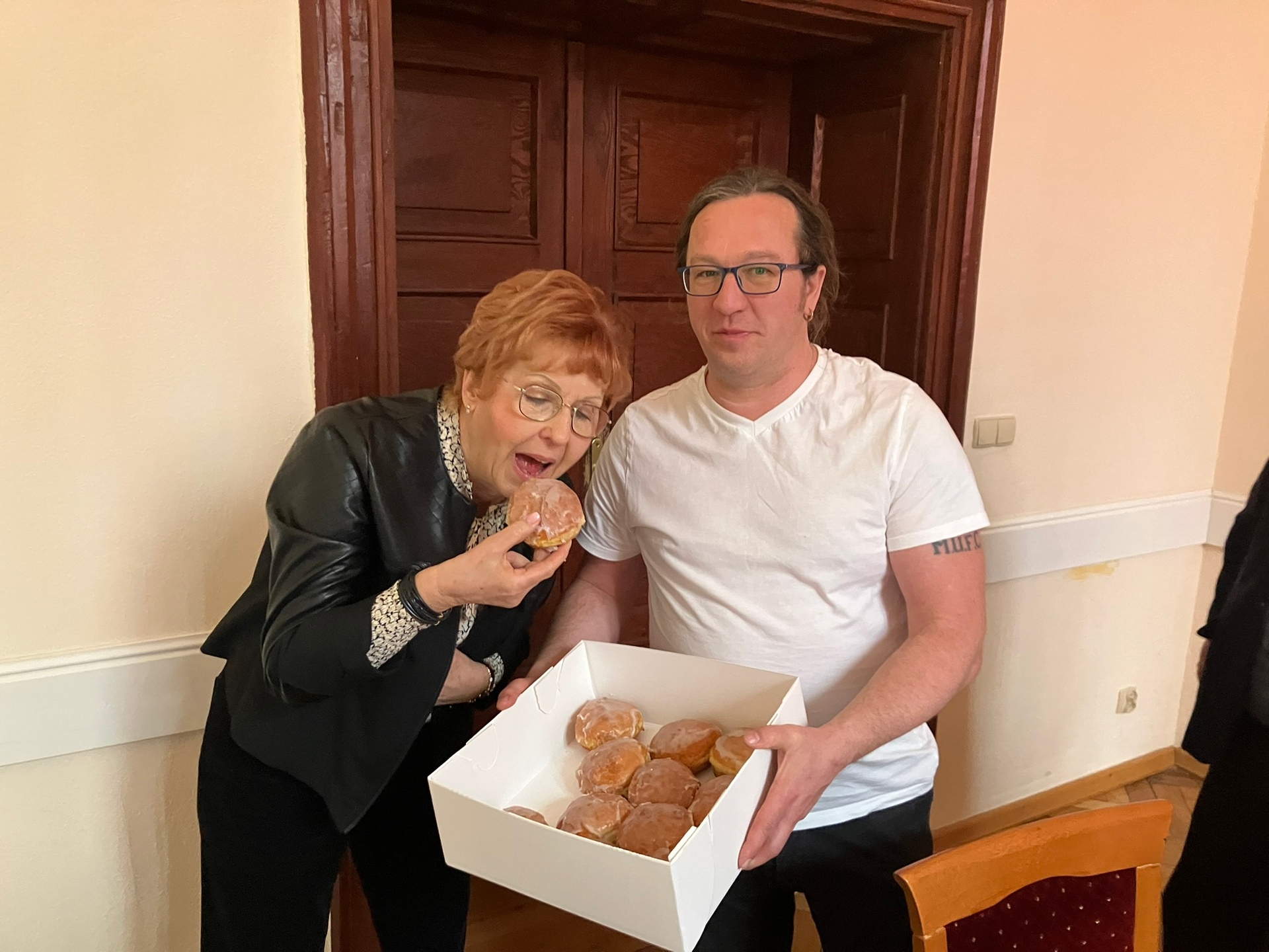 Sie schmecken wie Heimat: Evelin Scholz darf als Erste die „Landeshuter Kreppel“ von Armin Hübner probieren