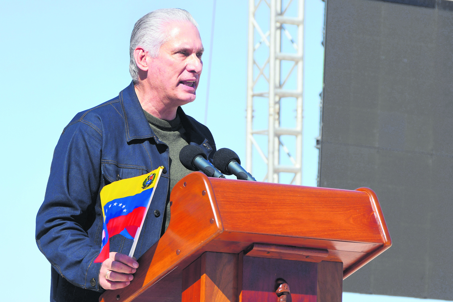 Gibt sich kämpferisch: Kubas amtierender Präsident Miguel Díaz-Canel bei einer Rede in Havanna, wo er heftig gegen die USA und deren ökonomische Kraft schimpfte. Dabei hat er sein Land noch weiter in die wirtschaftliche Krise geführt als ohnehin schon  