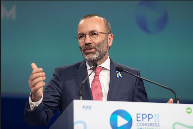 "Immer mit der Ruhe", scheint EVP-Chef Manfred Weber seinen Unionskollegen nach der Abstimmung im EU-Parlament zurufen zu wollen