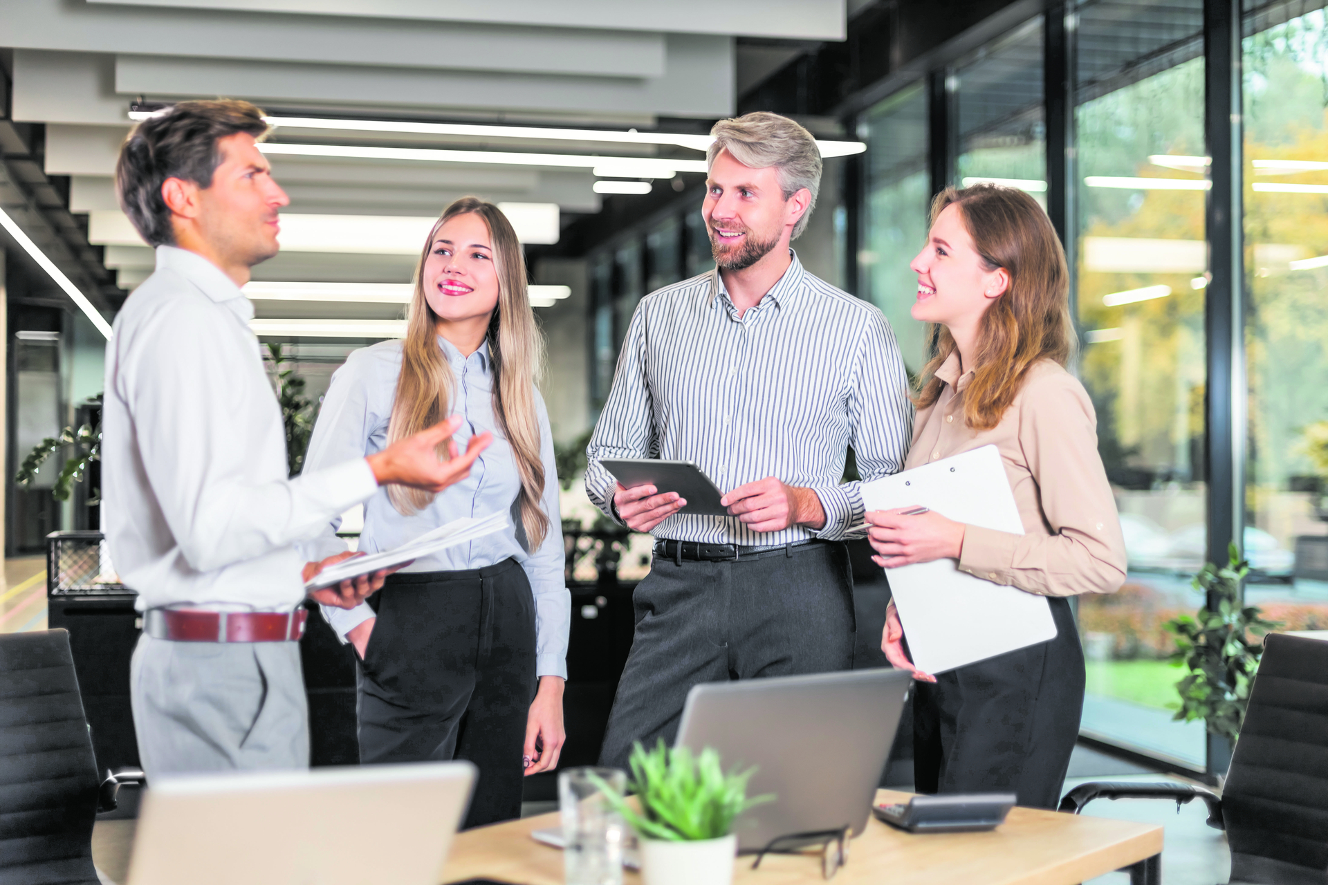 Junge Menschen, Macher mit Lust auf Leistung, die beruflich und in ihrer Karriere viel erreichen wollen, bringen ein Land wie Deutschland nach vorn. Doch das könnte bald vorbei sein, da immer weniger von ihnen eine Zukunftsperspektive sehen