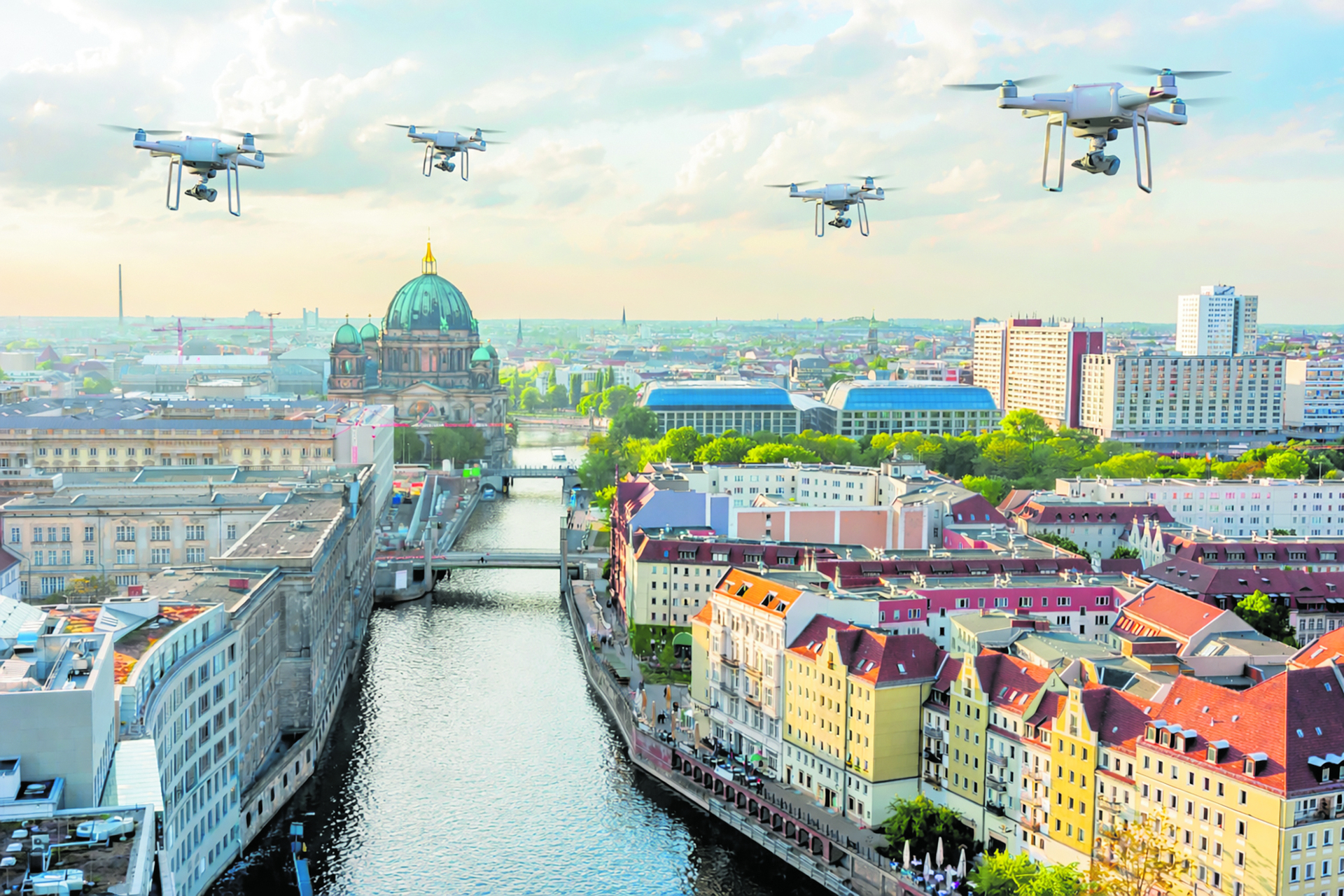 Sie kommen: Immer öfter werden Drohnen über dem Berliner Stadtgebiet gesichtet. Ein Abwehrschirm scheint daher sinnvoll