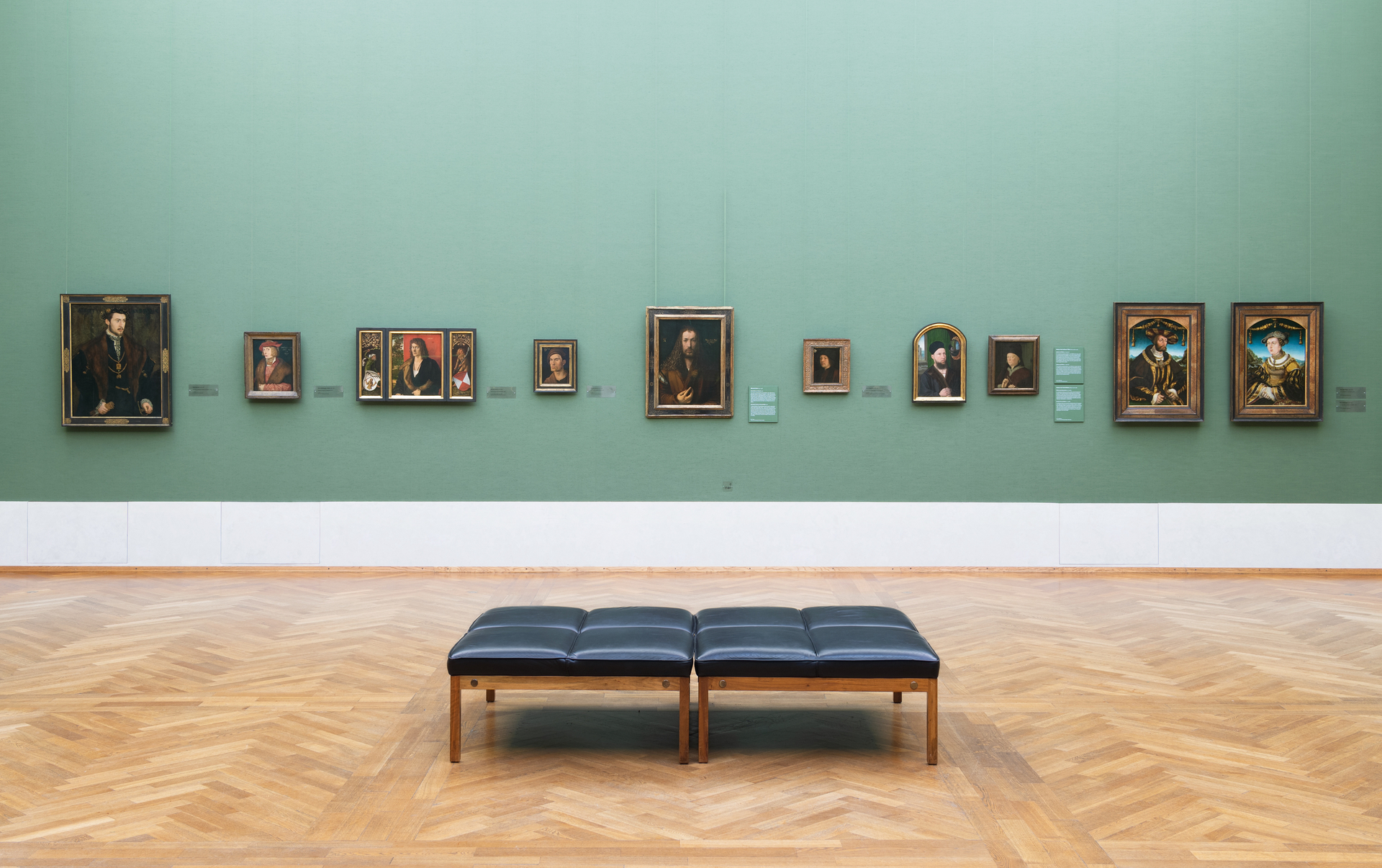 Dürers Selbstporträt in der Mitte überstrahlt alle: Auch wegen der Sammlung altdeutscher Meister gilt die Alte Pinakothek als eine der bedeutendsten Galerien der Welt