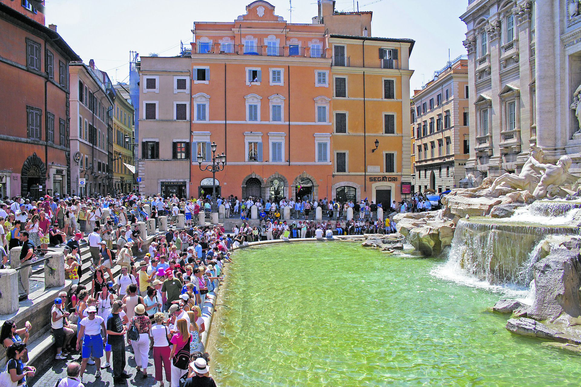 Hier muss jetzt Eintritt bezahlt werden: Vor der Absperrung scharten sich Touristenmassen um den berühmten Trevi-Brunnen in Rom