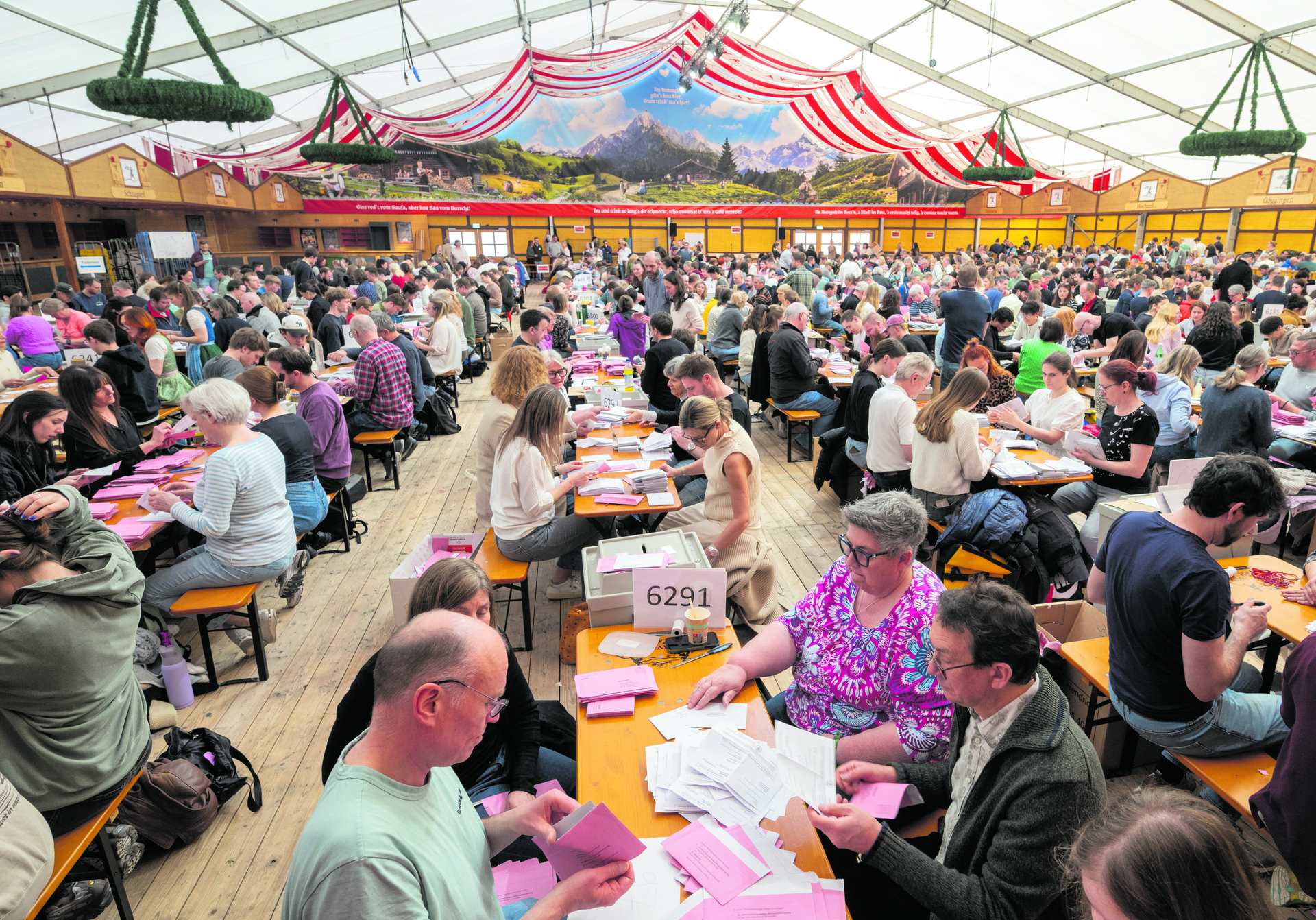 Vor allem Kommunalwahlen scheinen fälschungsanfällig zu sein: Briefwahlauszählung in Augsburg am 23. März im Bierzelt