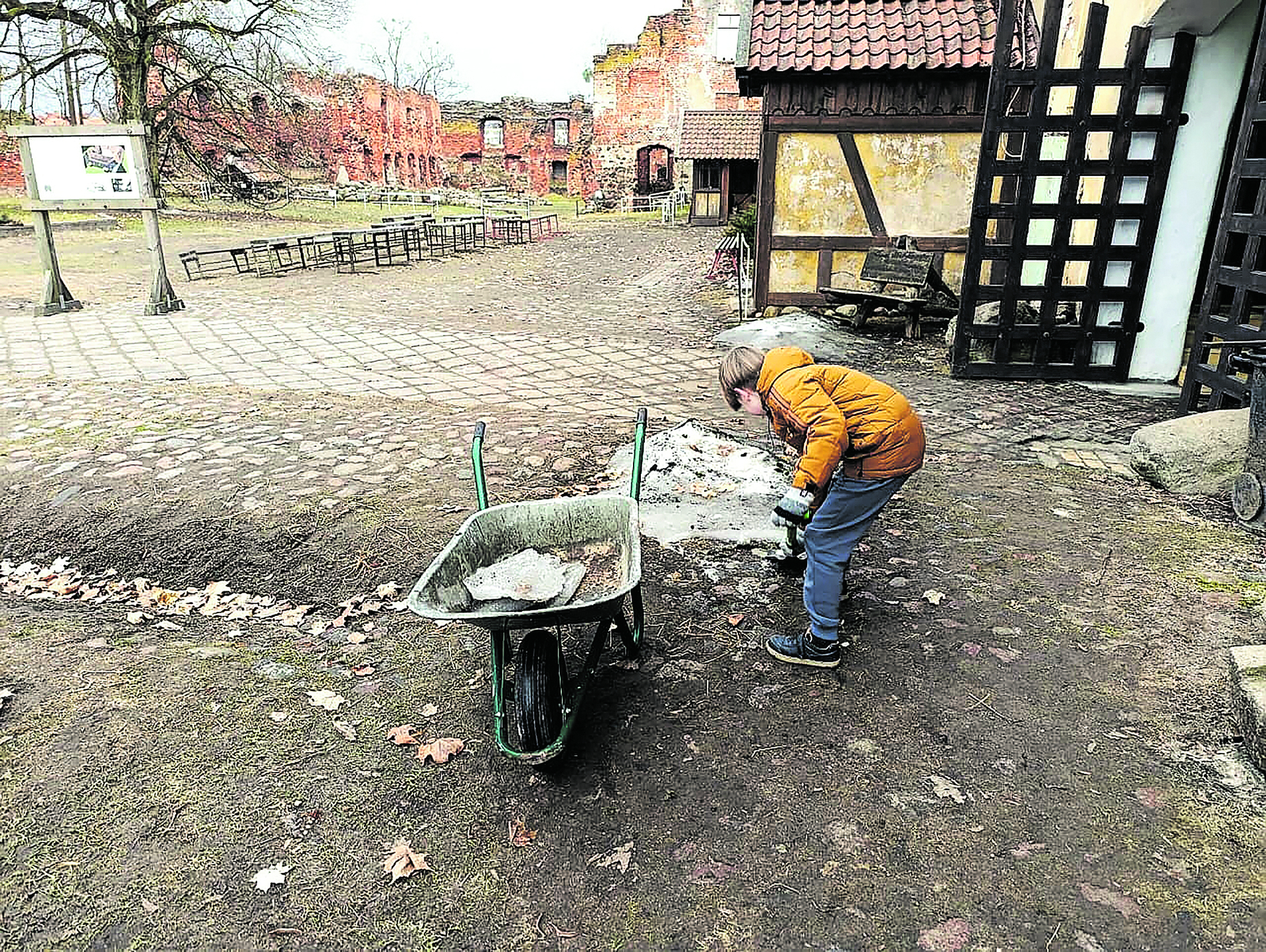 Es gibt viel zu tun nach dem langen Winter: Auf dem Gelände der Ordensburg helfen selbst die Jüngsten tatkräftig mit