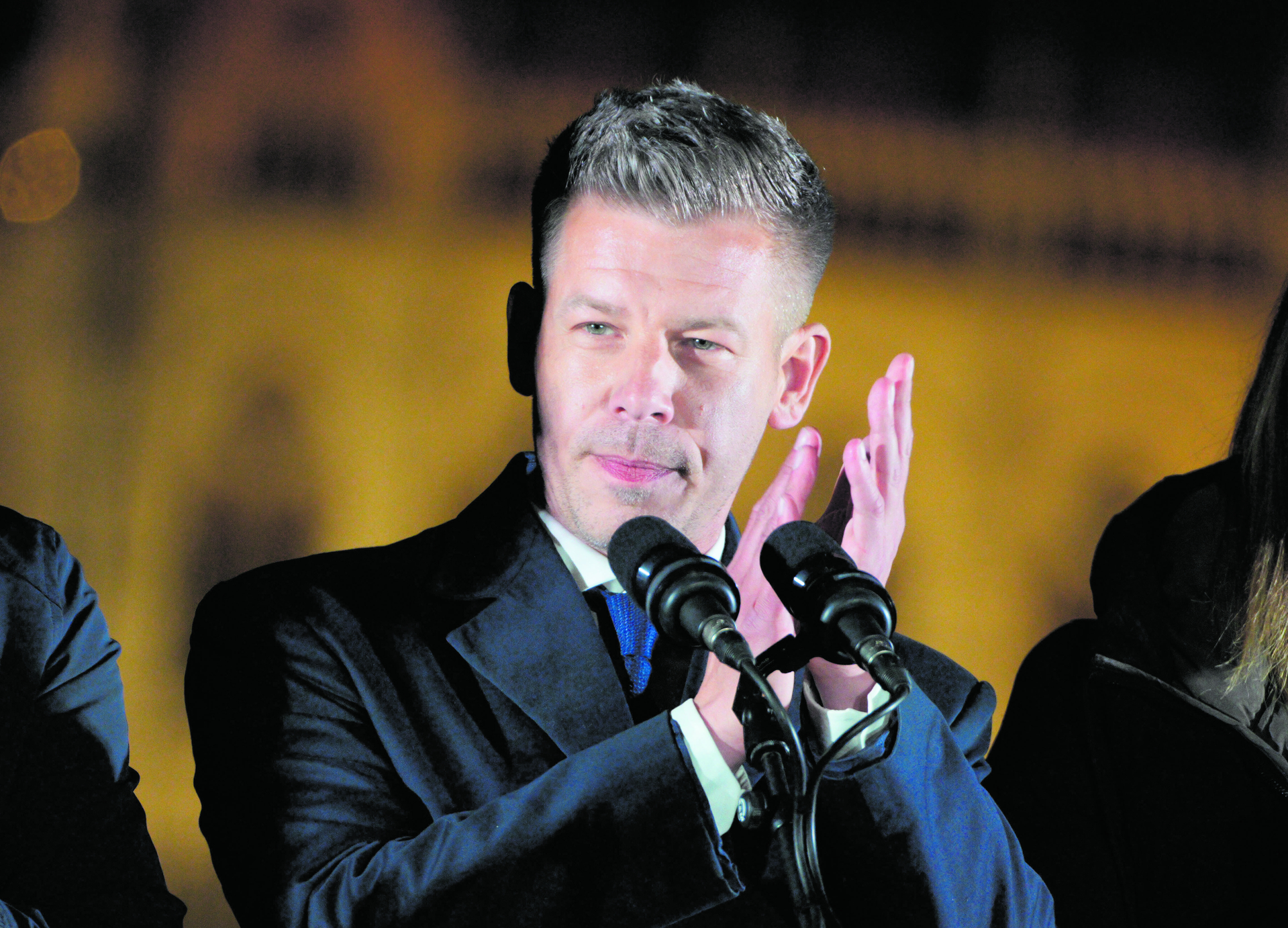 In der Nacht des Wahlsieges: Péter Magyar, Gründer der siegreichen Tisza-Partei, war einst mit Orbán bei dessen Fidesz-Bewegung mit dabei, aber EU-Politik und Haltung zu Putin trennten die beiden. Nun kann Magyar die eigenen Ideen und Positionen umsetzen