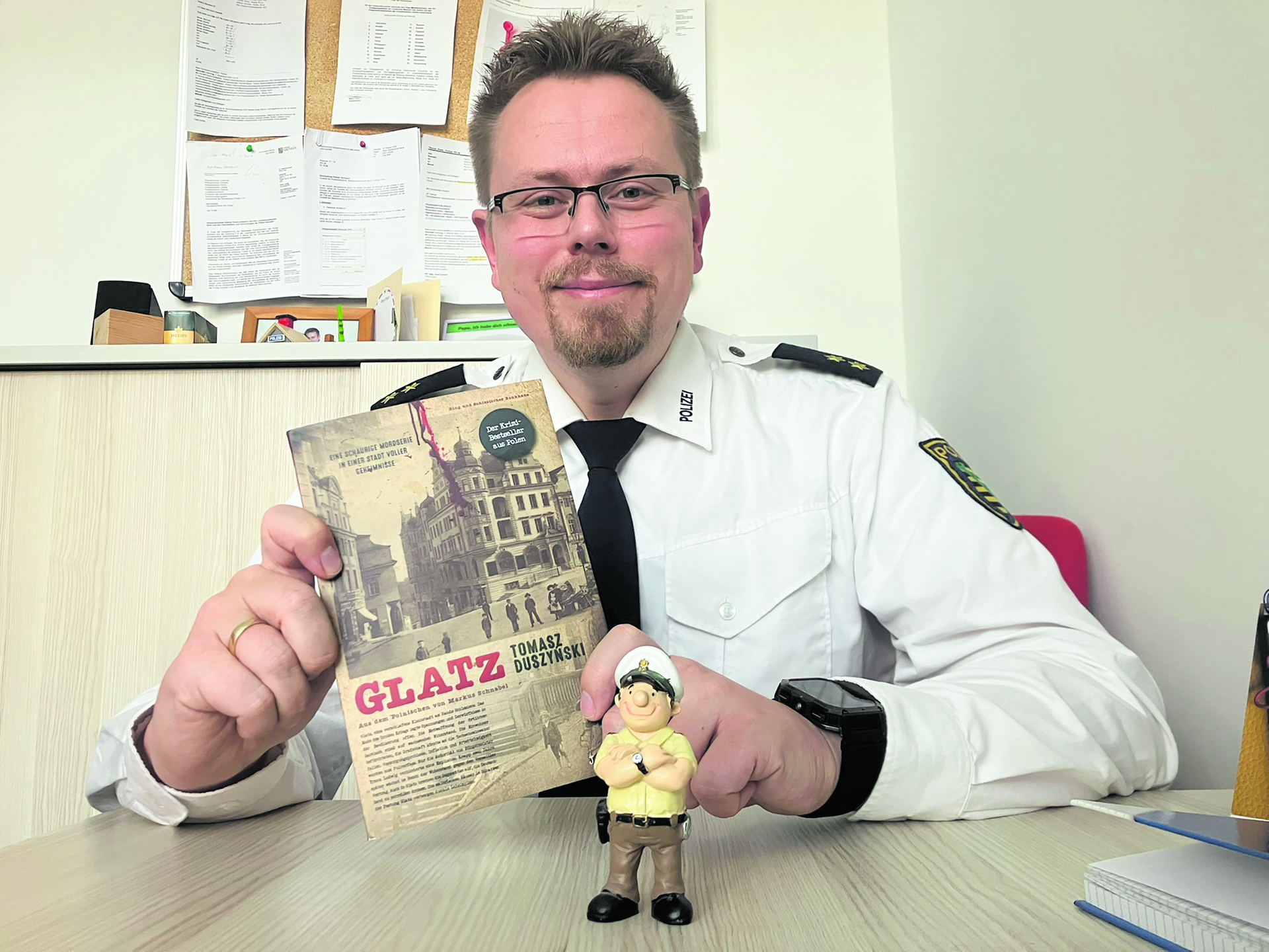 Tobias Sprunk, Leiter der Stabsstelle Kommunikation bei der Polizeidirektion Görlitz, liest aus „Glatz“ von Tomasz Duszyński. Der Roman spielt im Vorkriegs-Glatz