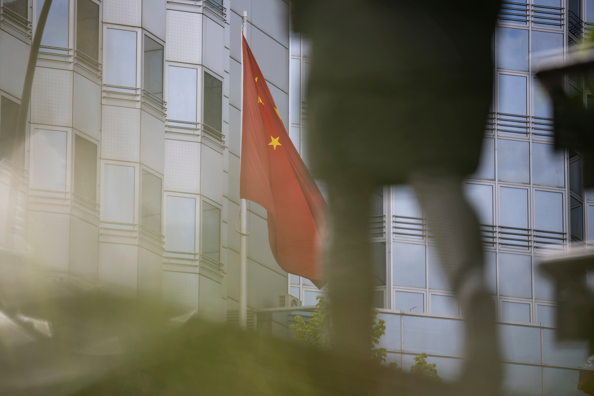 Hier schnappt die Falle zu: In der chinesischen Botschaft am Märkischen Ufer in Berlin werden mutmaßlich die geheimpolizeilichen Aktivitäten gesteuert, mit denen man Exil-Chinesen ködert, um sie zurück in die Heimat zu bewegen