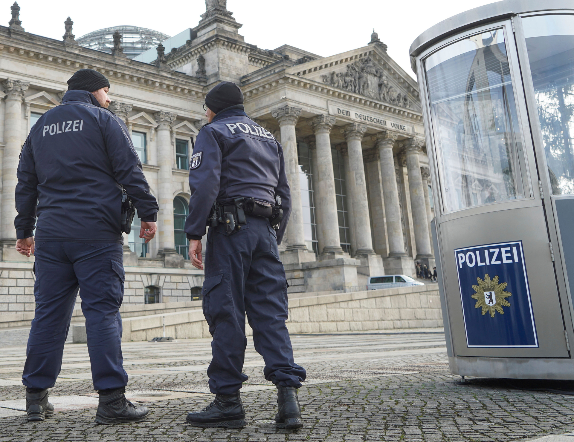 „Das Minimum sind 350 Millionen“: Berliner Polizisten bewachen auch den Reichstag