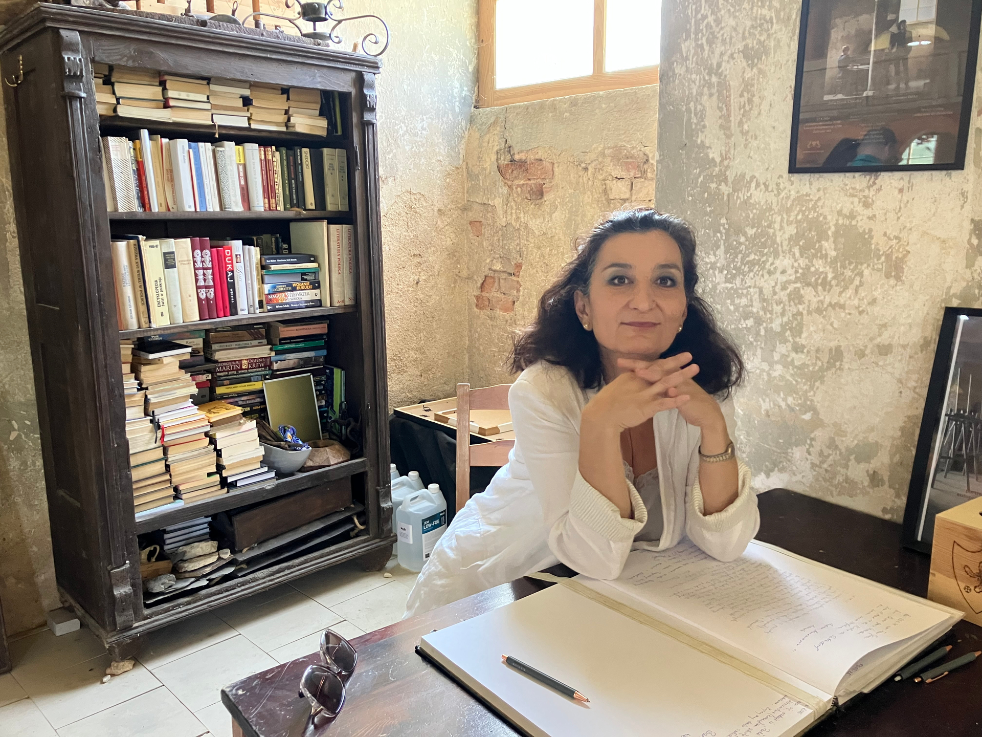 Setzt sich für das klassische Lied in Schlesien ein: Eleni Müller hier in der einstigen Kirche in Giersdorf (Żeliszów), wo am 8. August ein Konzert stattfindet.
