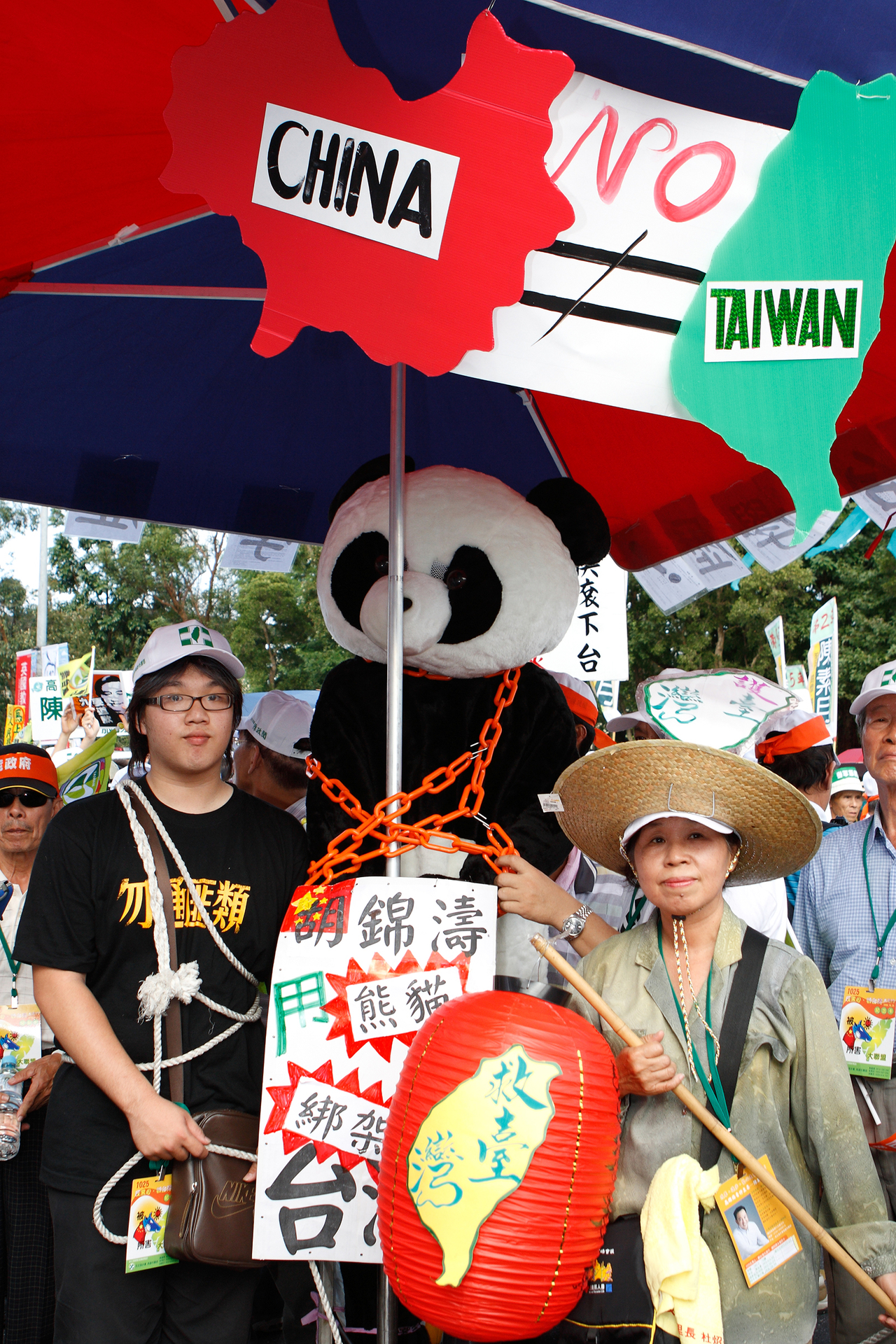 Die Demonstranten zeigen symbolkräftig das unter den Taiwanern zunehmend an Bedeutung gewinnende neue Selbstverständnis als eigenständige Nation