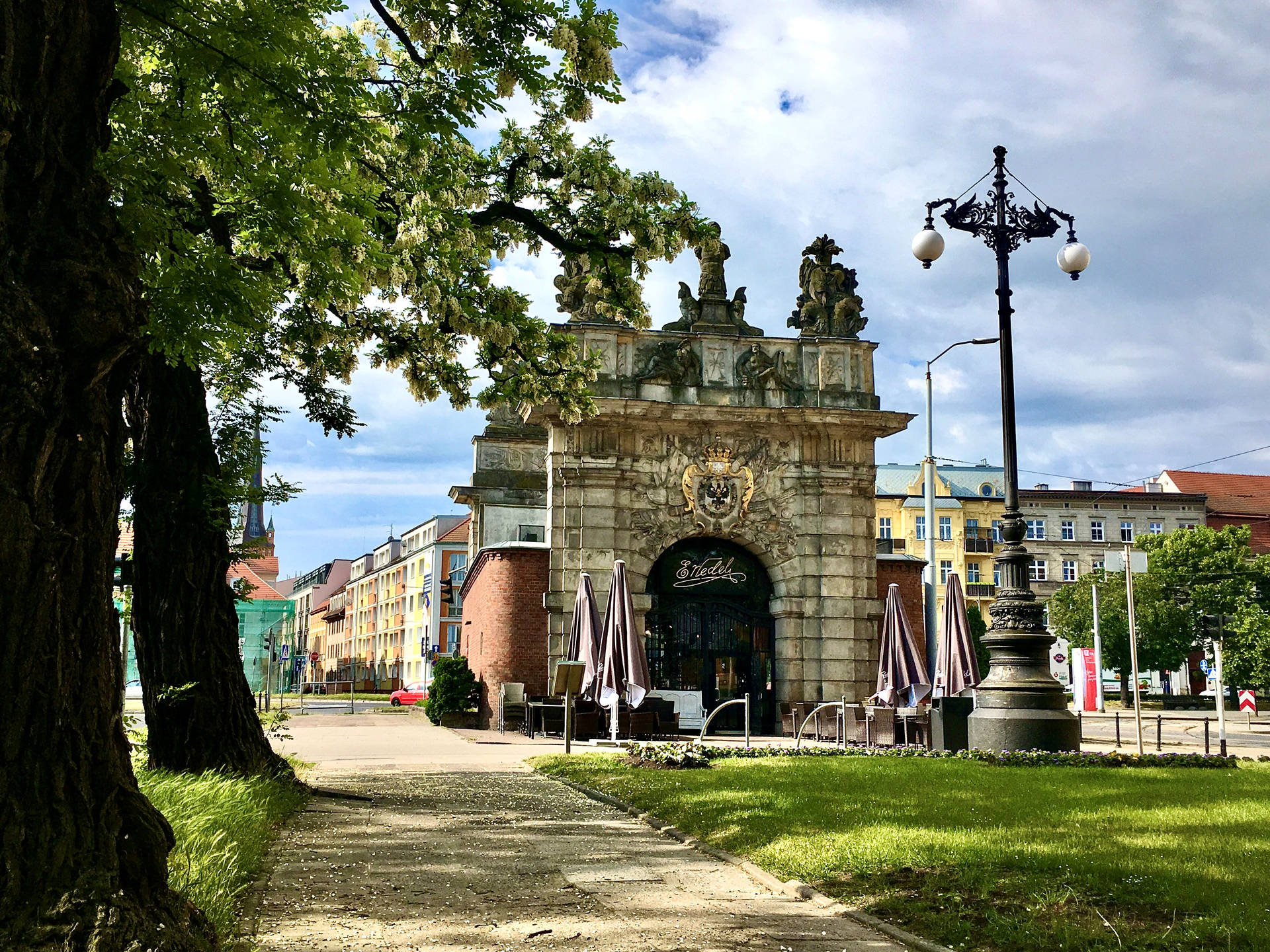 Das Königstor im vorpommerschen Stettin: Erinnerung an die glücklichen Einigungsbemühungen Pommerns durch Friedrich Wilhelm I. beim Frieden von Stockholm – versehen mit dem preußischen Adler und den Initialen des „Soldatenkönigs“