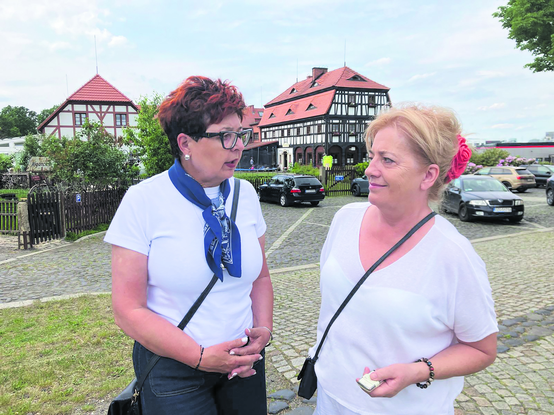 Elżbieta Lech-Gotthardt (rechts) holt sich deutschsprachige Hilfe bei Barbara Szutenbach, die in der Grenzregion oft als Sprachmittlerin auftritt
