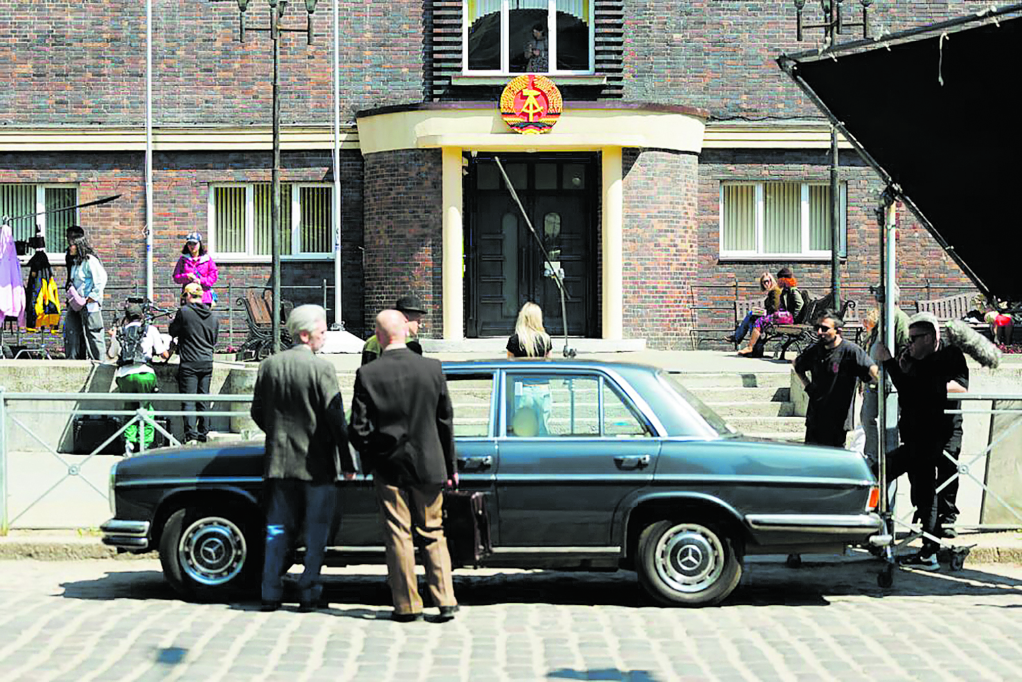 Vor der ehemaligen Berufsschule: Dreharbeiten mit einem Mercedes-Oldtimer