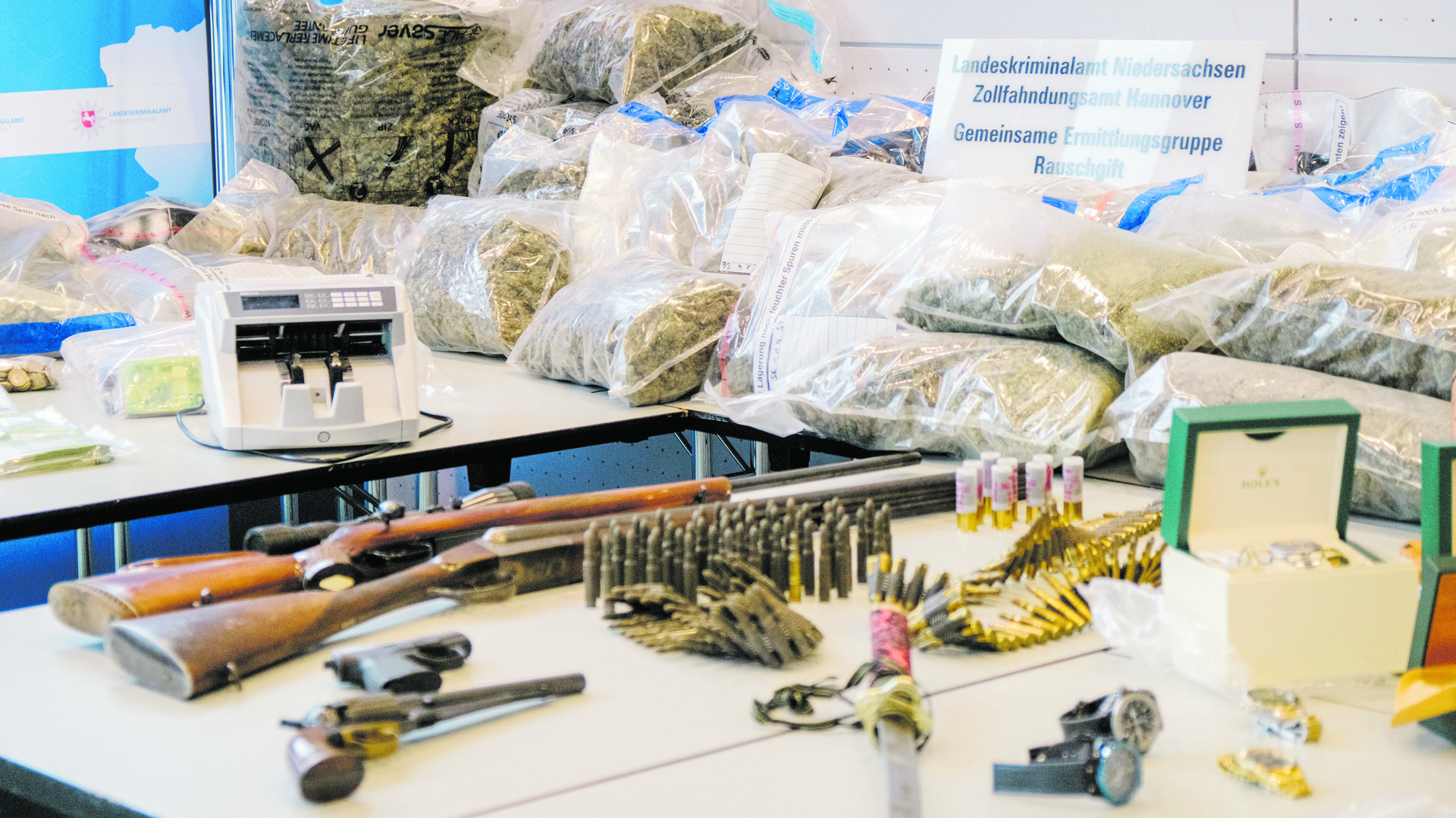 Drogen, großkalibrige Munition und schwere Waffen vom Colt bis zum Gewehr – die Organisierte Kriminalität ist bestens ausgerüstet im Kampf gegen Polizei und gegen andere Banden