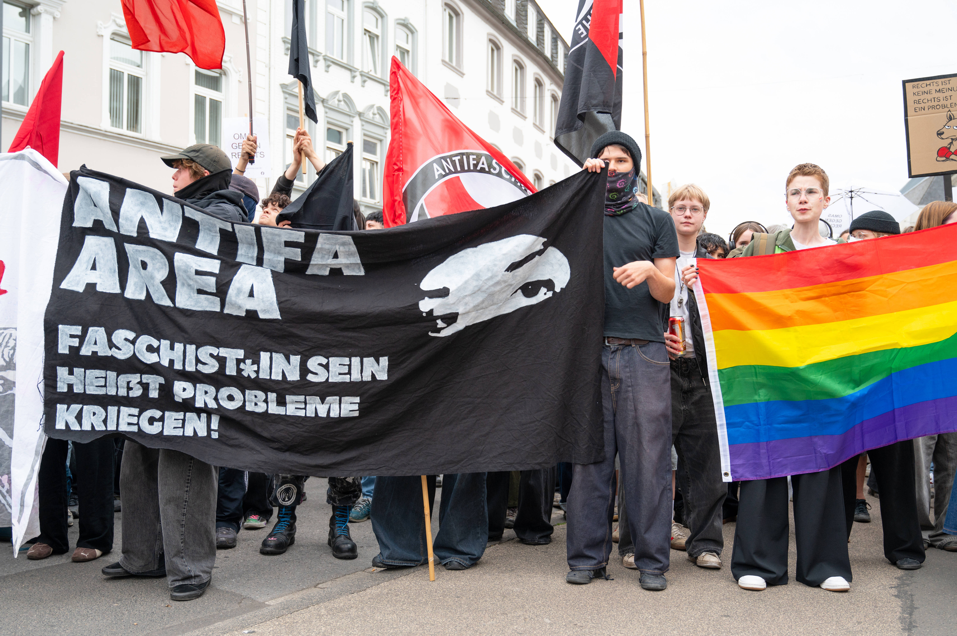 Das rote Gespenst bittet zum neo-kommunistischen Tanz