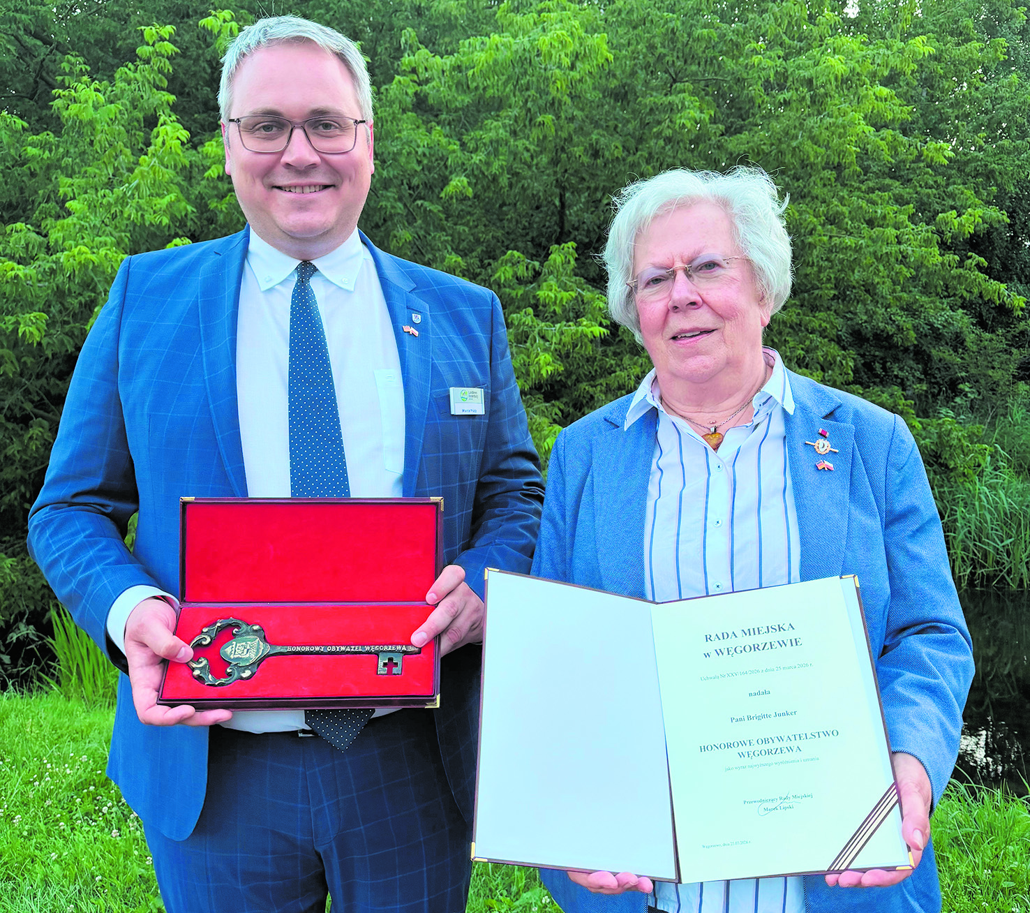 Die Ehrenbürgerwürde ist besondere Anerkennung ihres Handelns: Dazu gratuliert Landrat Marco Prietz Brigitte Junker voll Freude
