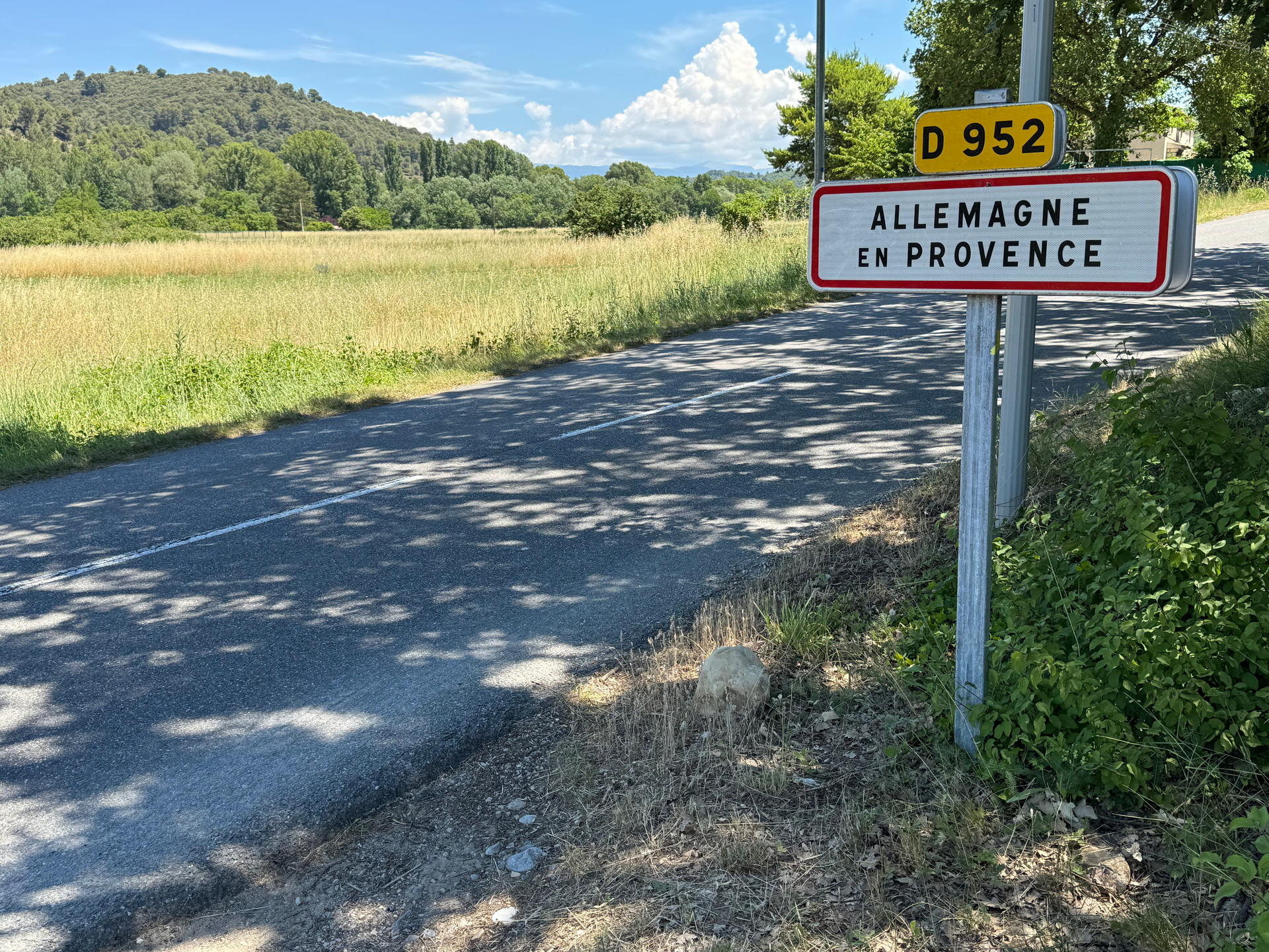 Hinweisschild am Ortseingang von Allemagne-en-Provence im Département Alpes-de-Haute-Provence in der Region Provence-Alpes-Côte d’Azur