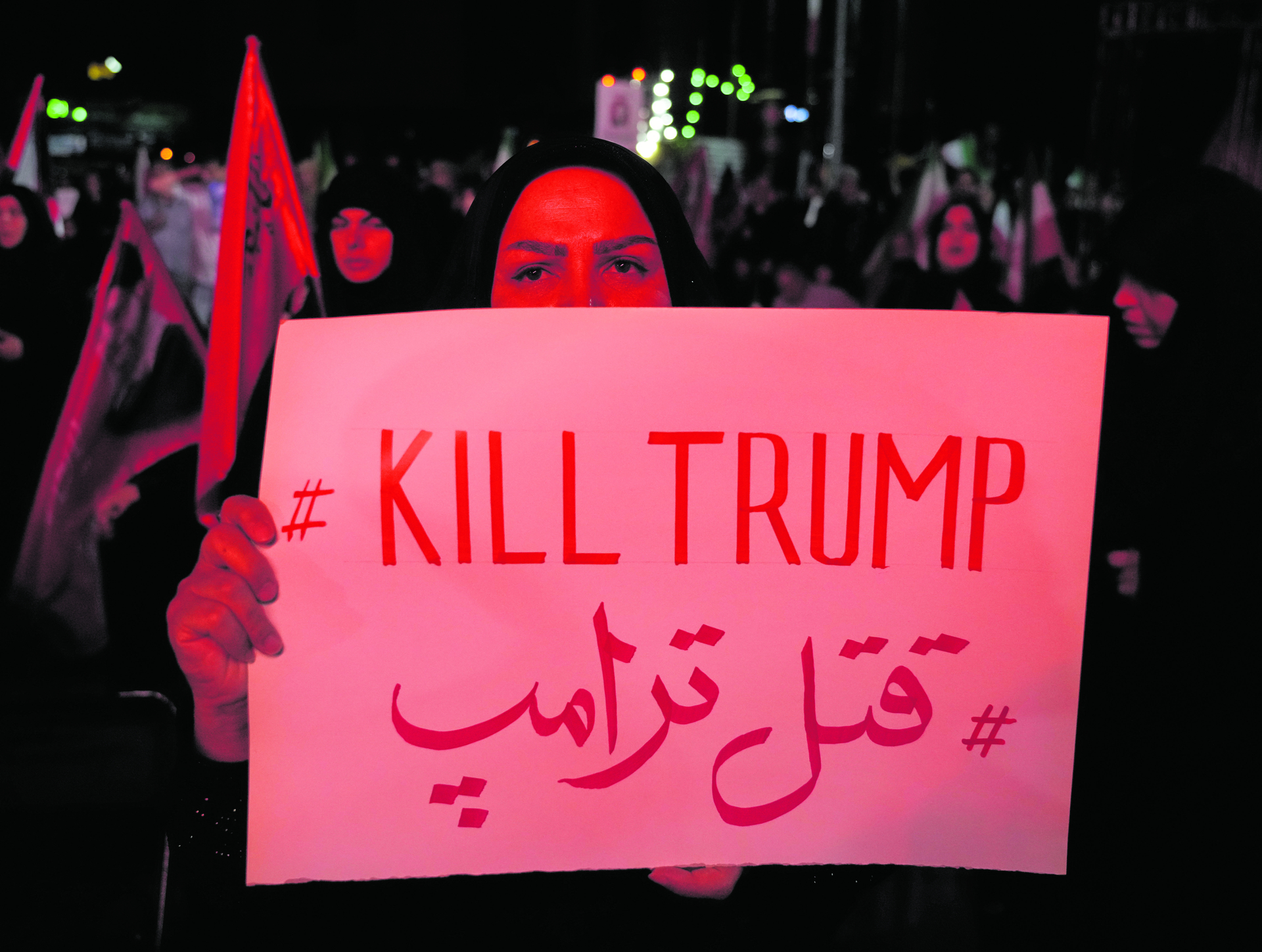 Eine Demonstrantin hält bei einer Gedenkveranstaltung für den verstorbenen obersten Führer des Iran, Ayatollah Ali Chamenei, auf einem Platz in Teheran am 11. Juli ein Anti-Trump-Plakat hoch und fordert dessen Ermordung