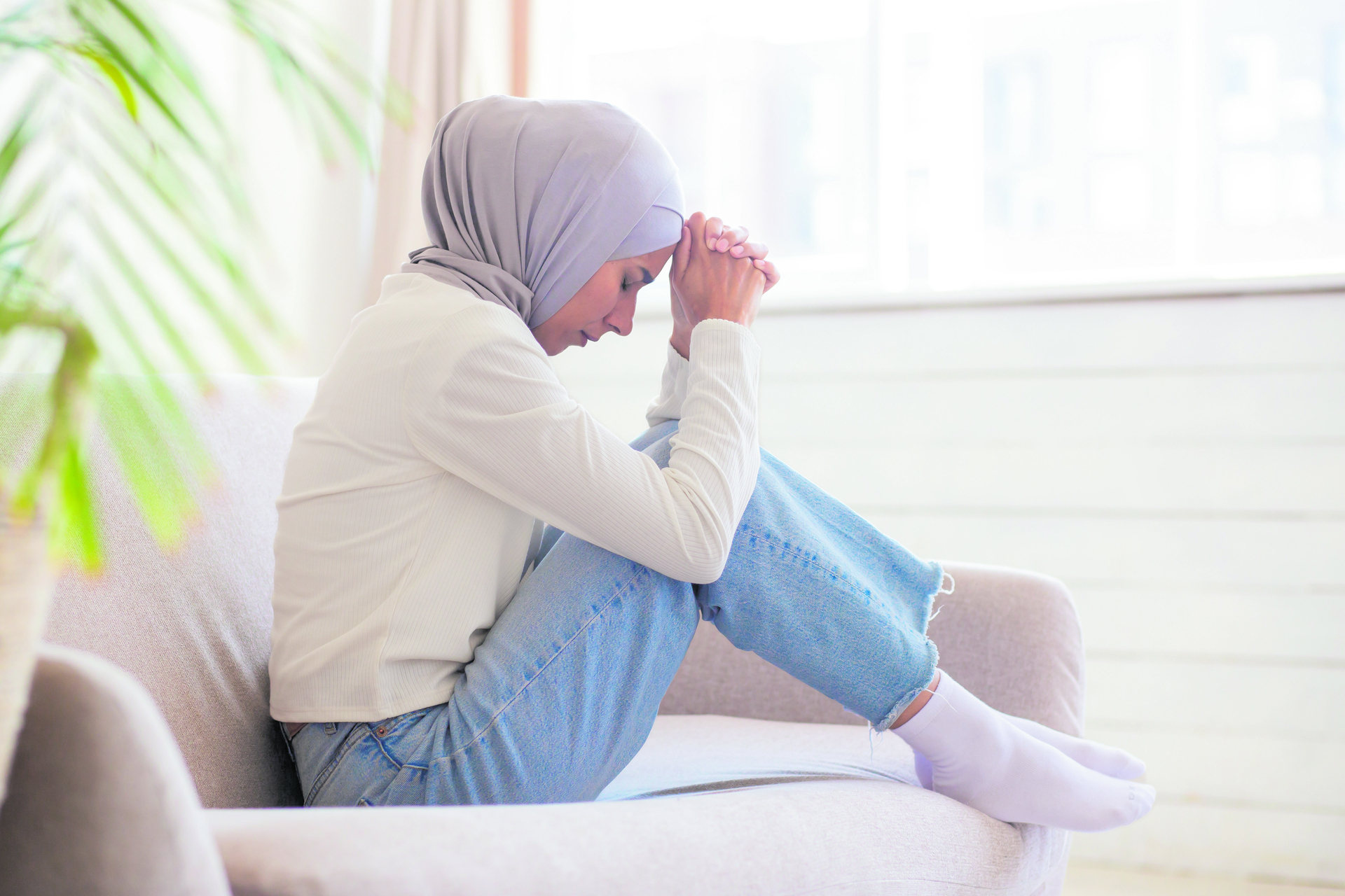 Westliche Kleidung, aber die Frau muss einen Hidschab zur Verhüllung ihrer Haare tragen. Vor allem, um muslimische Männer vor ihrem Sextrieb zu schützen.