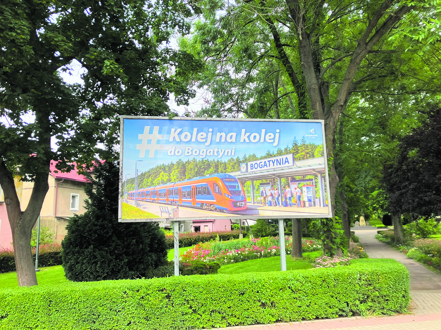 Ankündigung einer Rückkehr der Bahn: Eine Tafel unweit des zum Park umgestalteten Reichenauer Bahnhofsgeländes weckt Hoffnungen