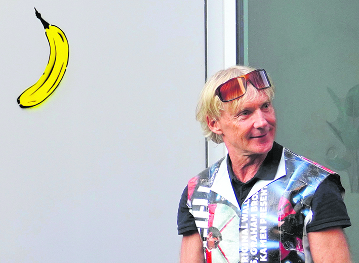 Schwebt wie ein Markenzeichen über ihm: Thomas Baumgärtel mit Frucht