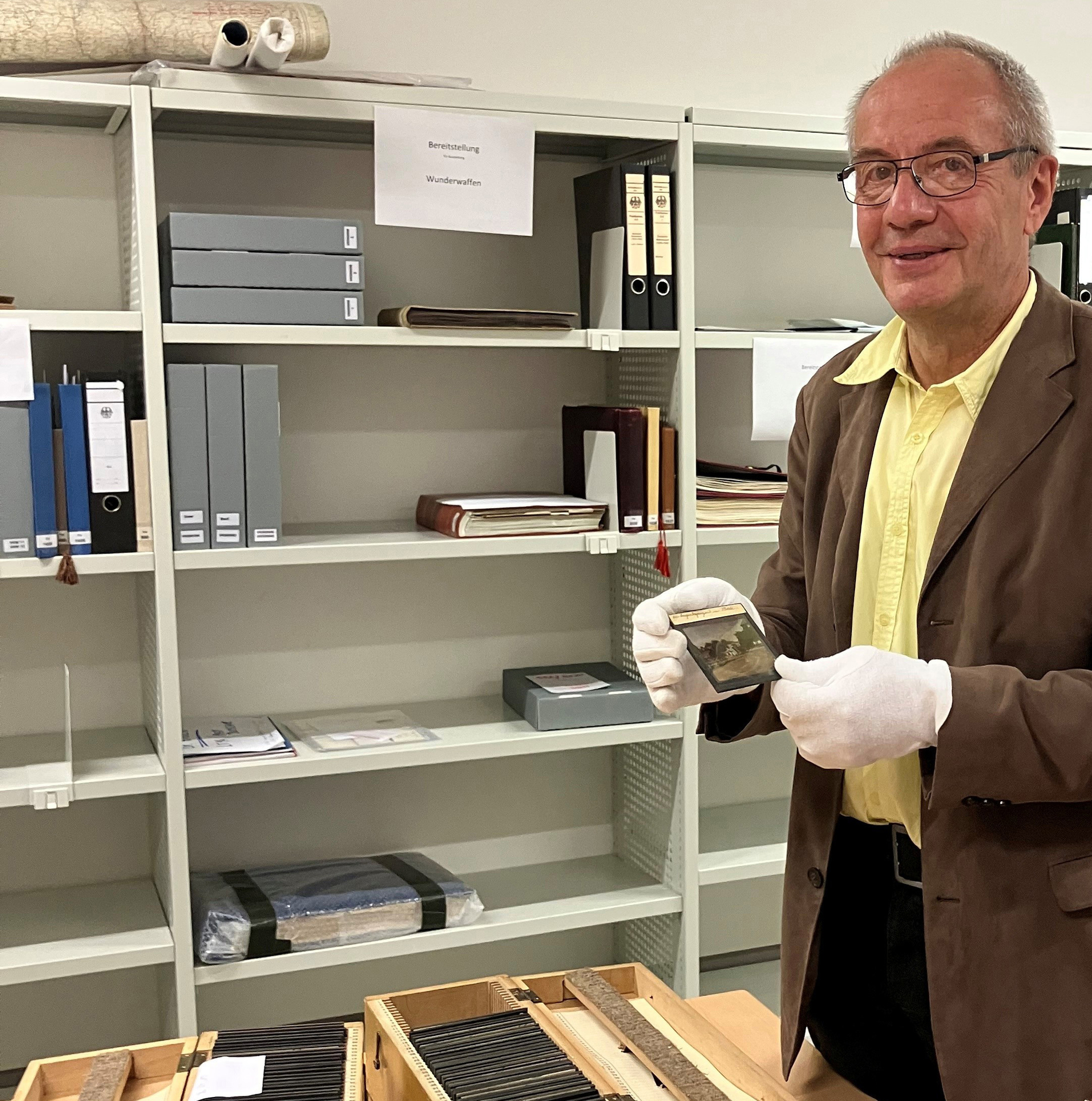 Heino Neumayer, Präsident der Prussia, übergibt am 26. Mai vier Holzkästchen mit den insgesamt rund 200 Diapositiven auf Glas an das Militärhistorische Museum der Bundeswehr (MHM) in Dresden