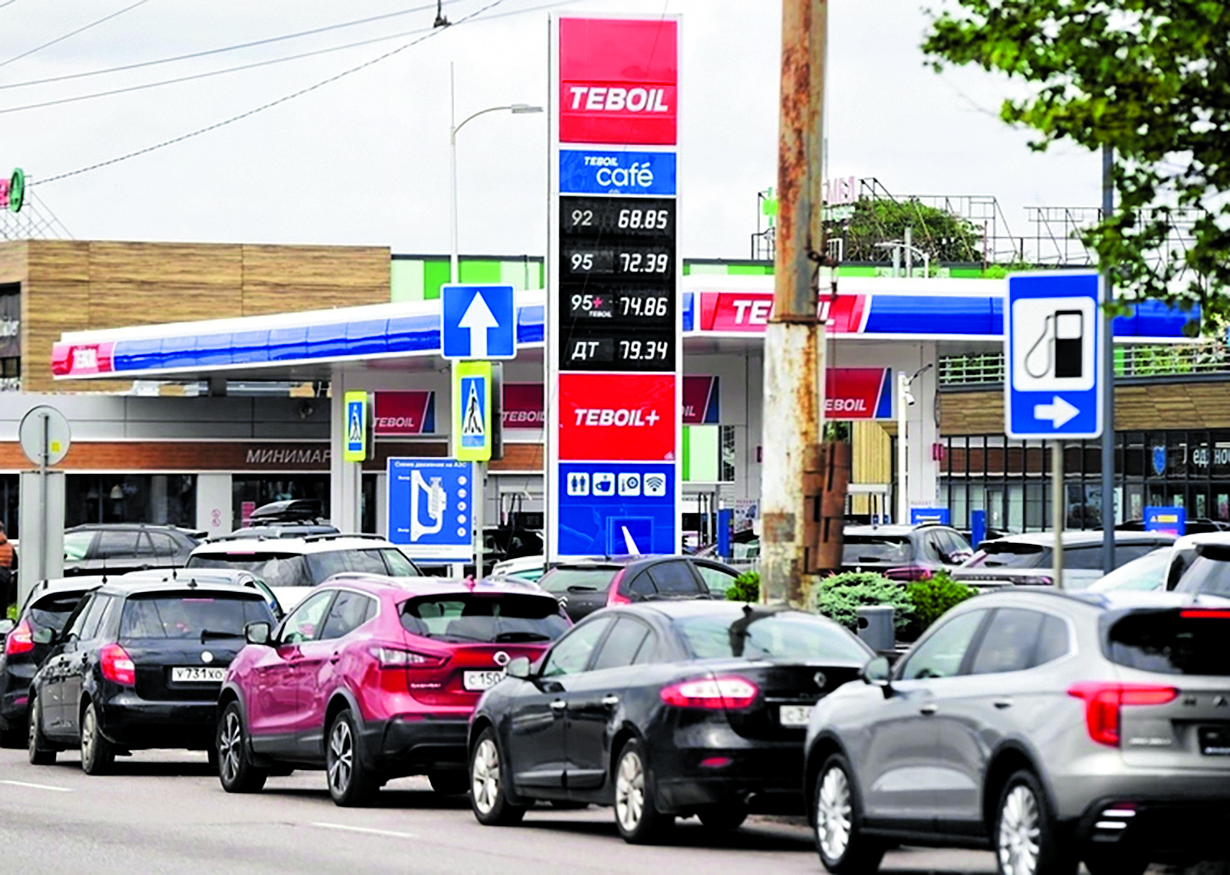 Wie zuletzt in den 90er Jahren: Autoschlange vor einer Tankstelle in Königsberg